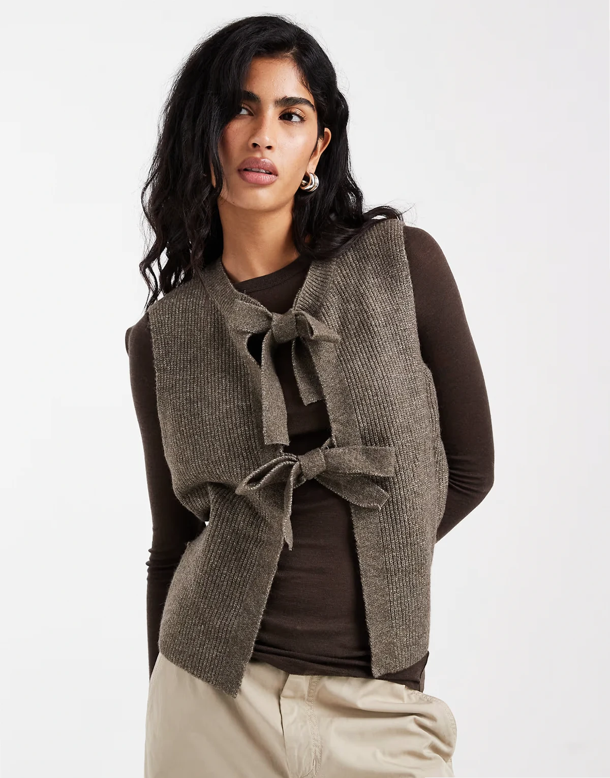 – Wiązany z przodu dzianinowy top w brązowym kolorze