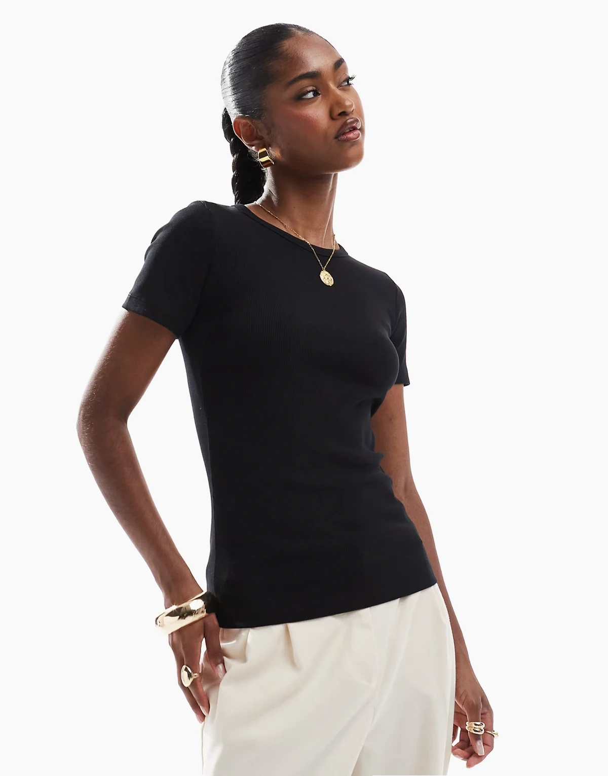 – Prążkowany czarny T-shirt