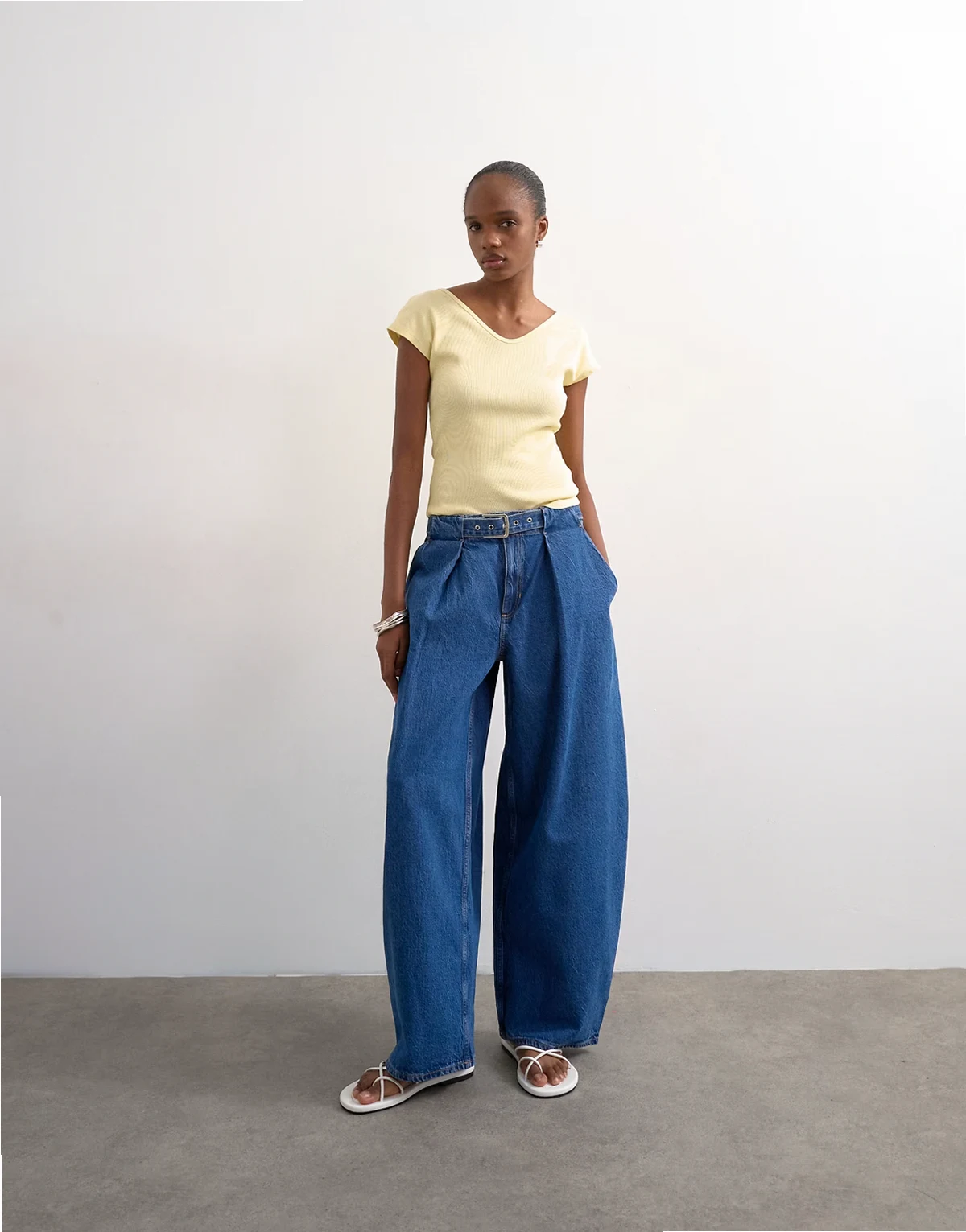 – Jeansy oversize w kolorze indygo ze średnim stanem i paskiem