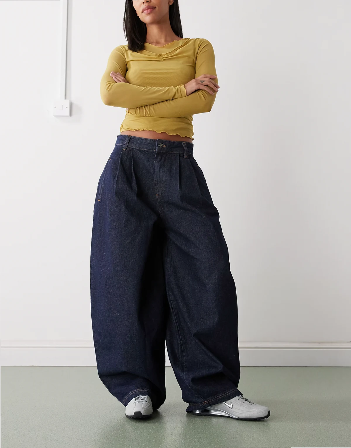 – Weite Jeans in blauer Waschung mit Bundfalten
