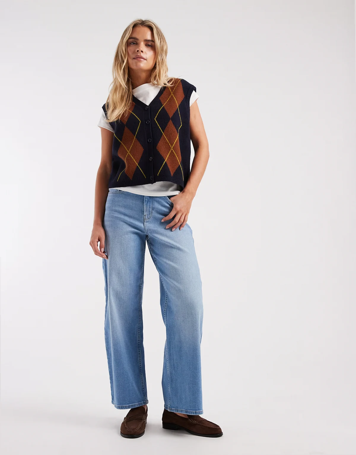 – Hannah – Jasnoniebieskie jeansy z szerokimi nogawkami i bardzo wysokim stanem