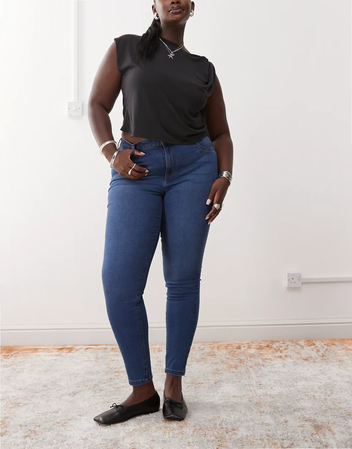– Jeans in mittelblauer Waschung mit engem Schnitt und hohem Bund