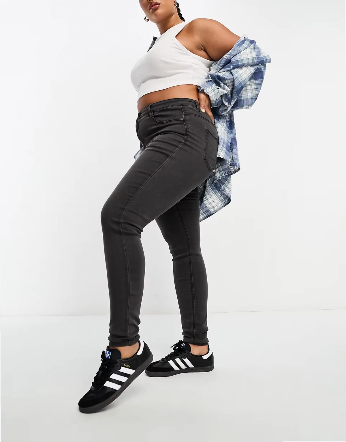 – Jeans in Grau mit engem Schnitt und hohem Bund