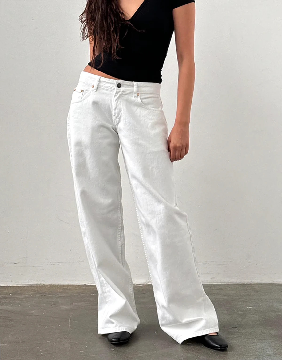 – Großzügig geschnittene Jeans in Weiß mit niedrigem Bund