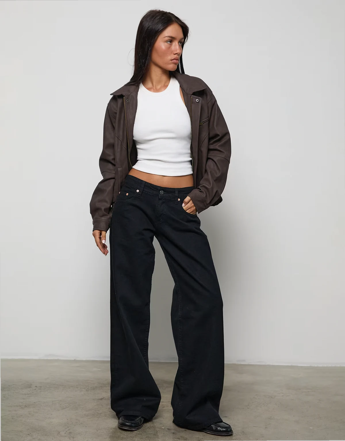 – Großzügig geschnittene Jeans in Schwarz mit niedrigem Bund