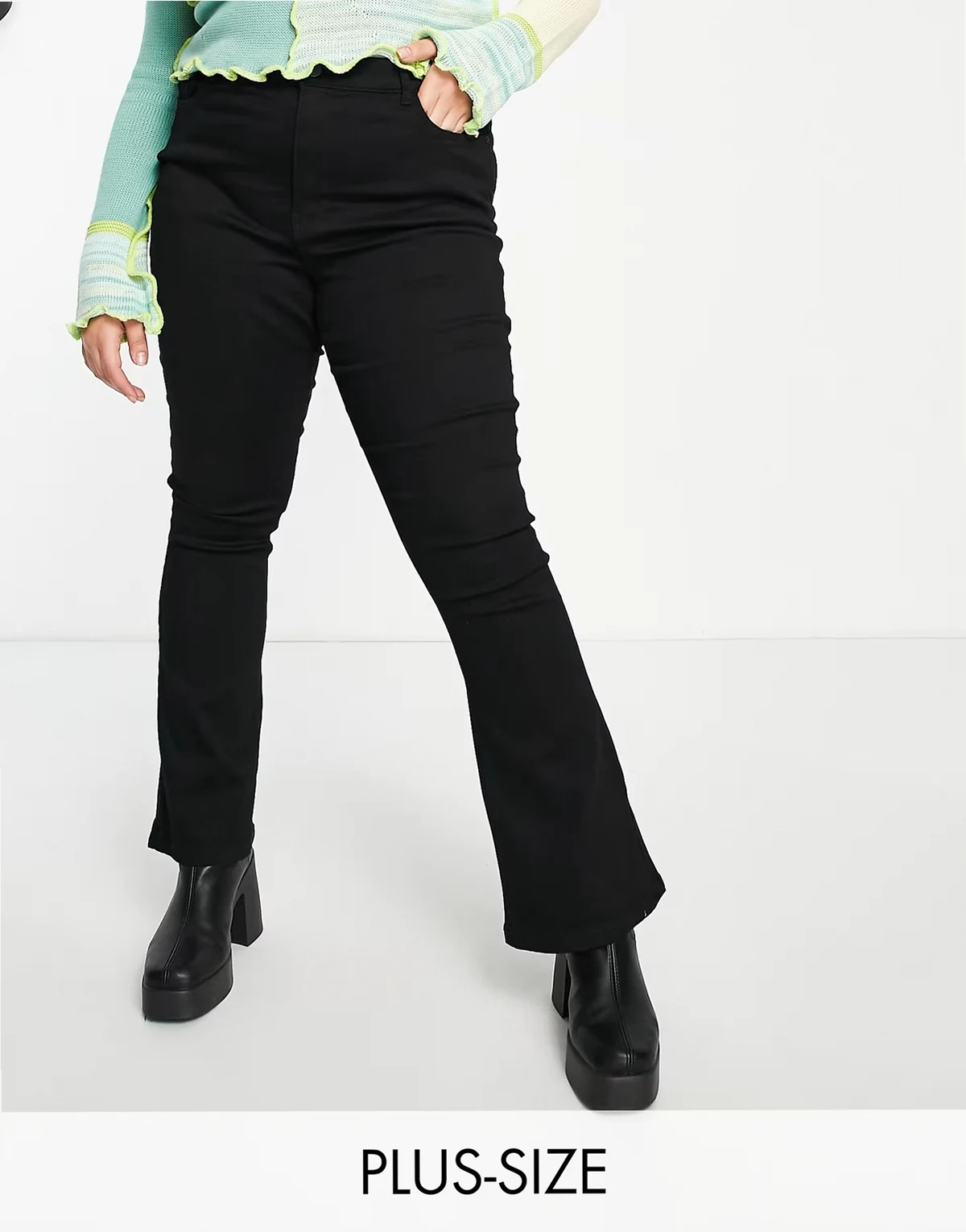 – Sallie – Schlagjeans in Schwarz mit hohem Bund