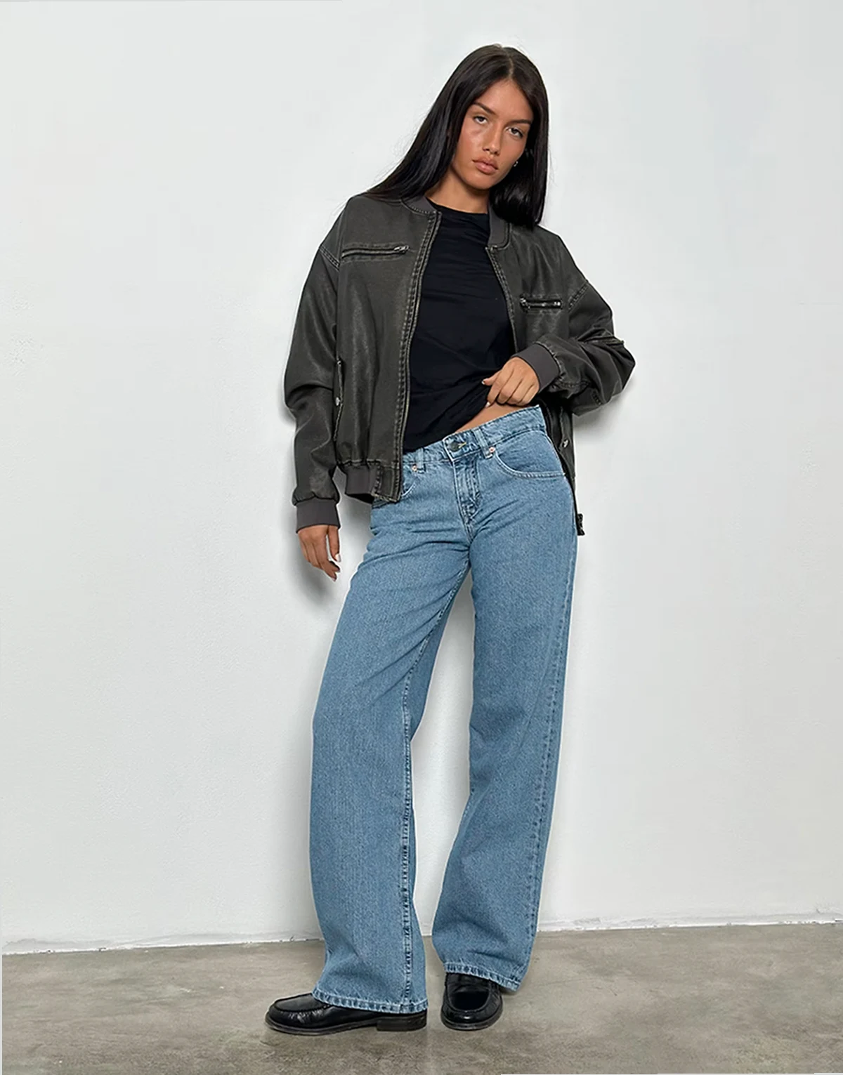 – Parallel – Jeans in blauer Stone-Waschung mit niedrigem Bund