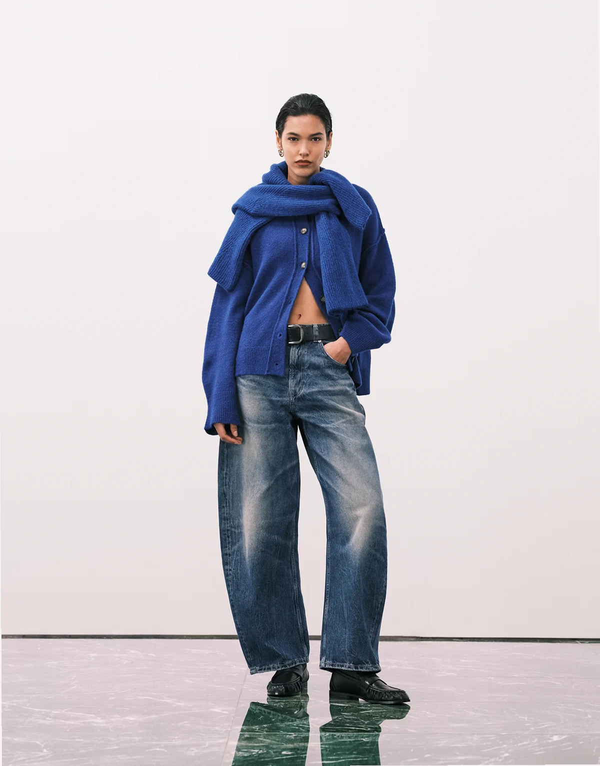 – Niebieskie jeansy barrel z wysokim stanem