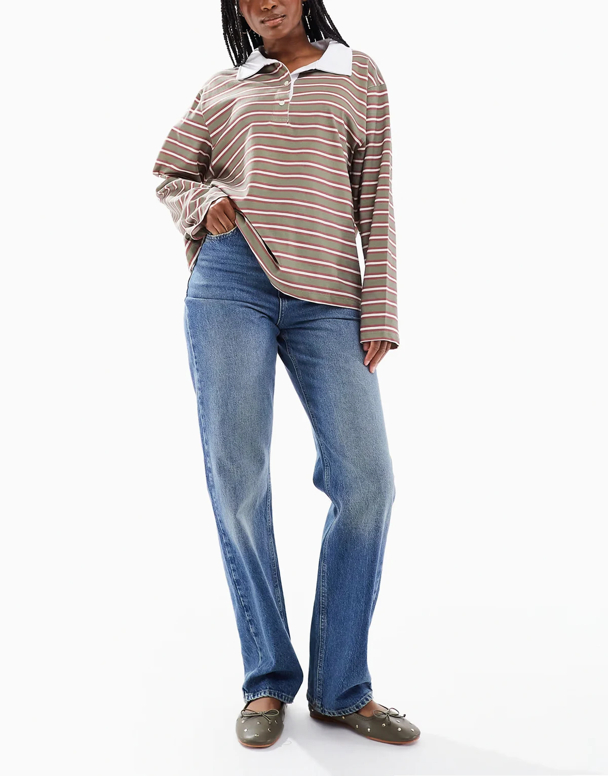 – Kate – Niebieskie jeansy z prostymi nogawkami i podwyższonym stanem