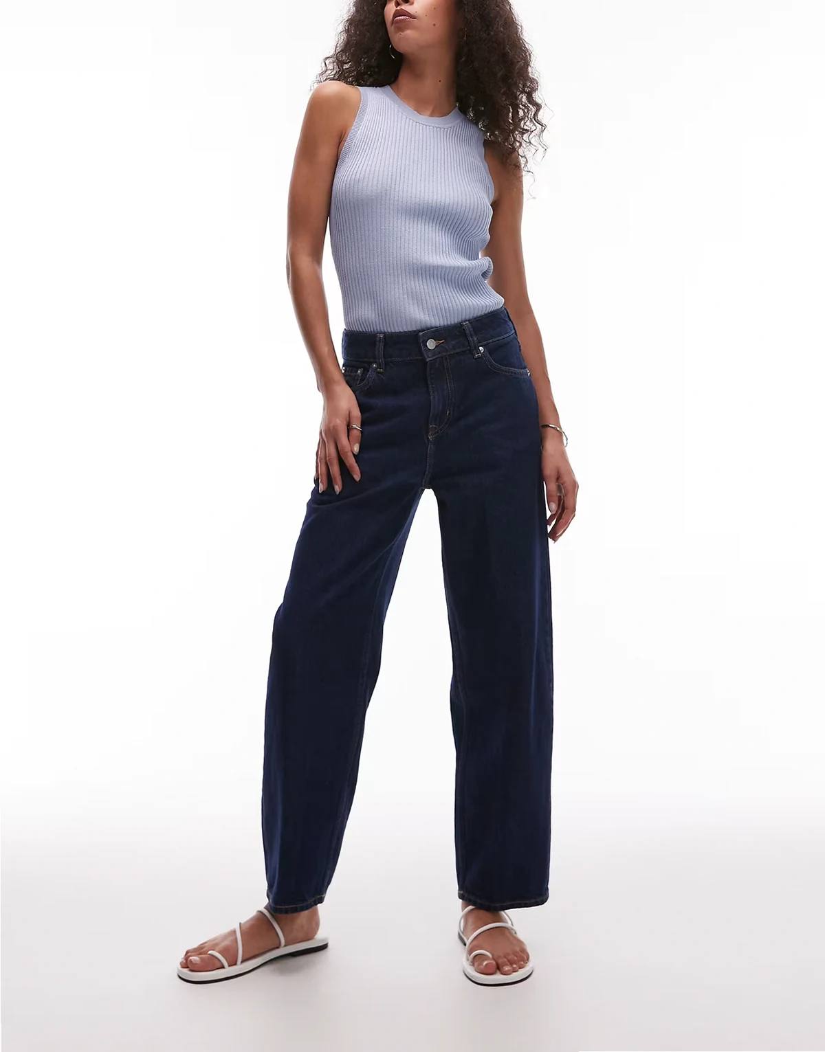 – Schmale Barrel-Jeans in verwaschenem Dunkelblau