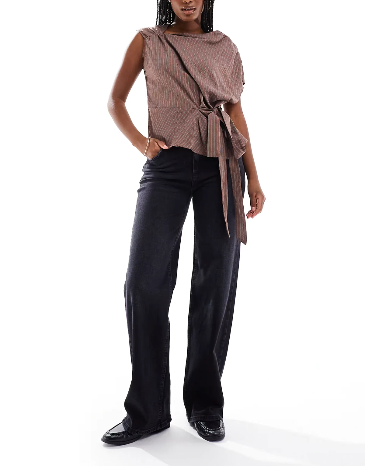 – Silke – Czarne jeansy ze średnim stanem i szerokimi nogawkami