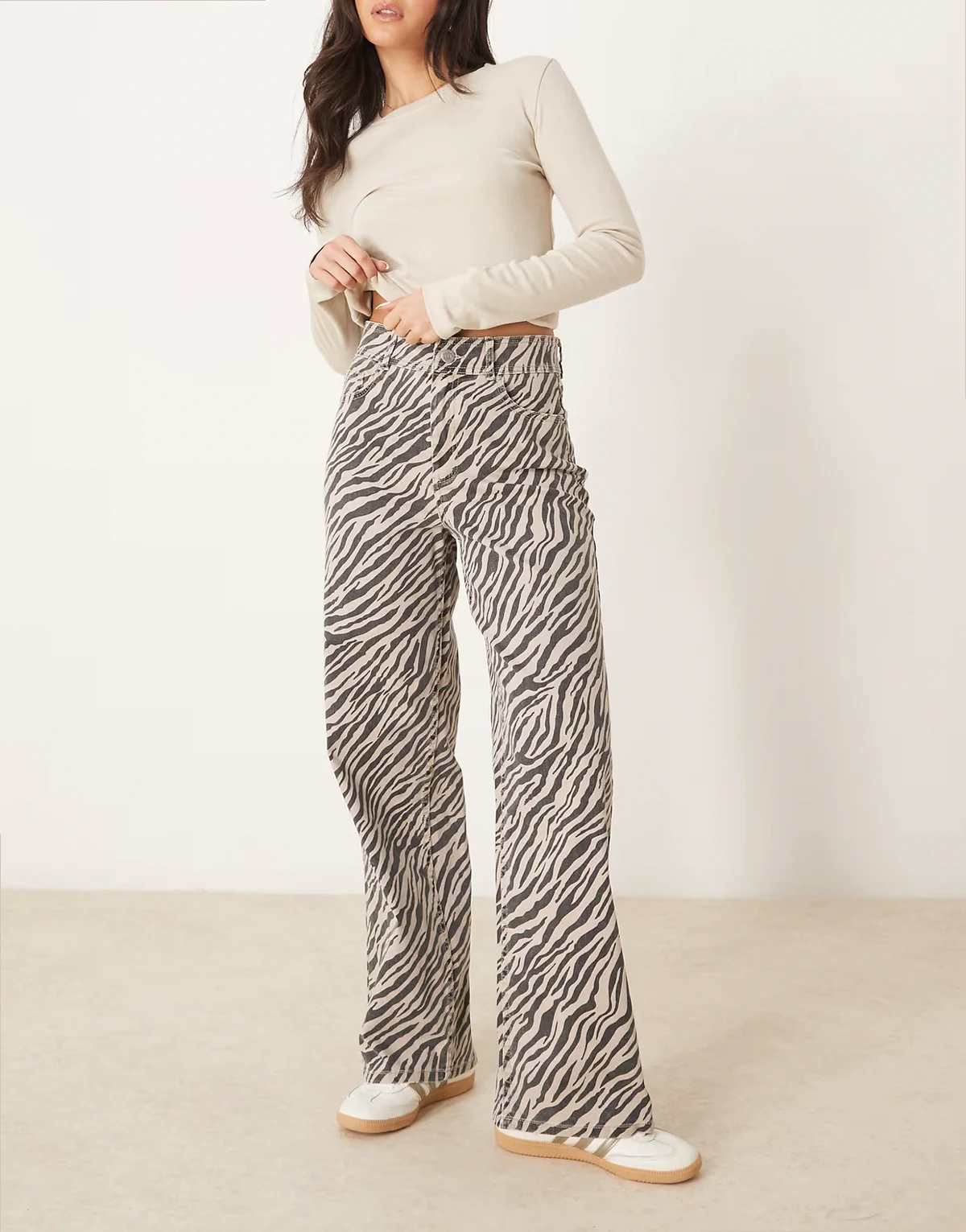 – Weit geschnittene Jeans mit hohem Bund und Zebramuster