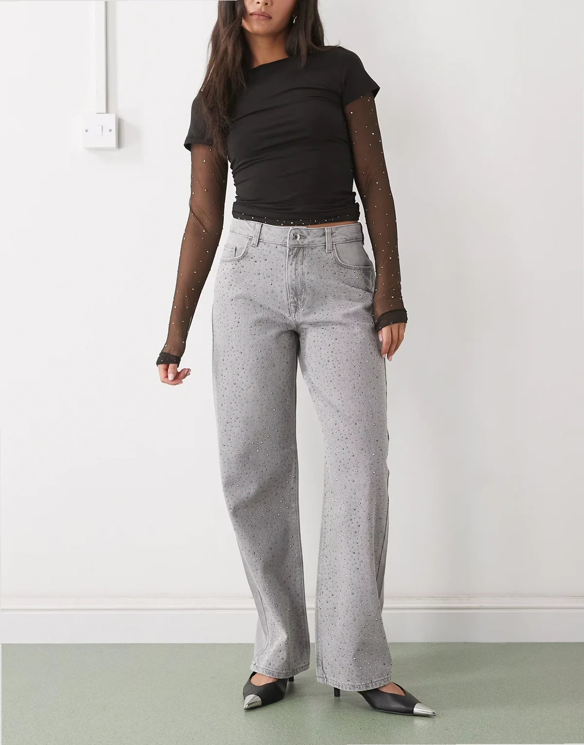 – Jannel – Loose Fit Jeans in verwaschenem Grau mit Strassverzierung und hoher Taille