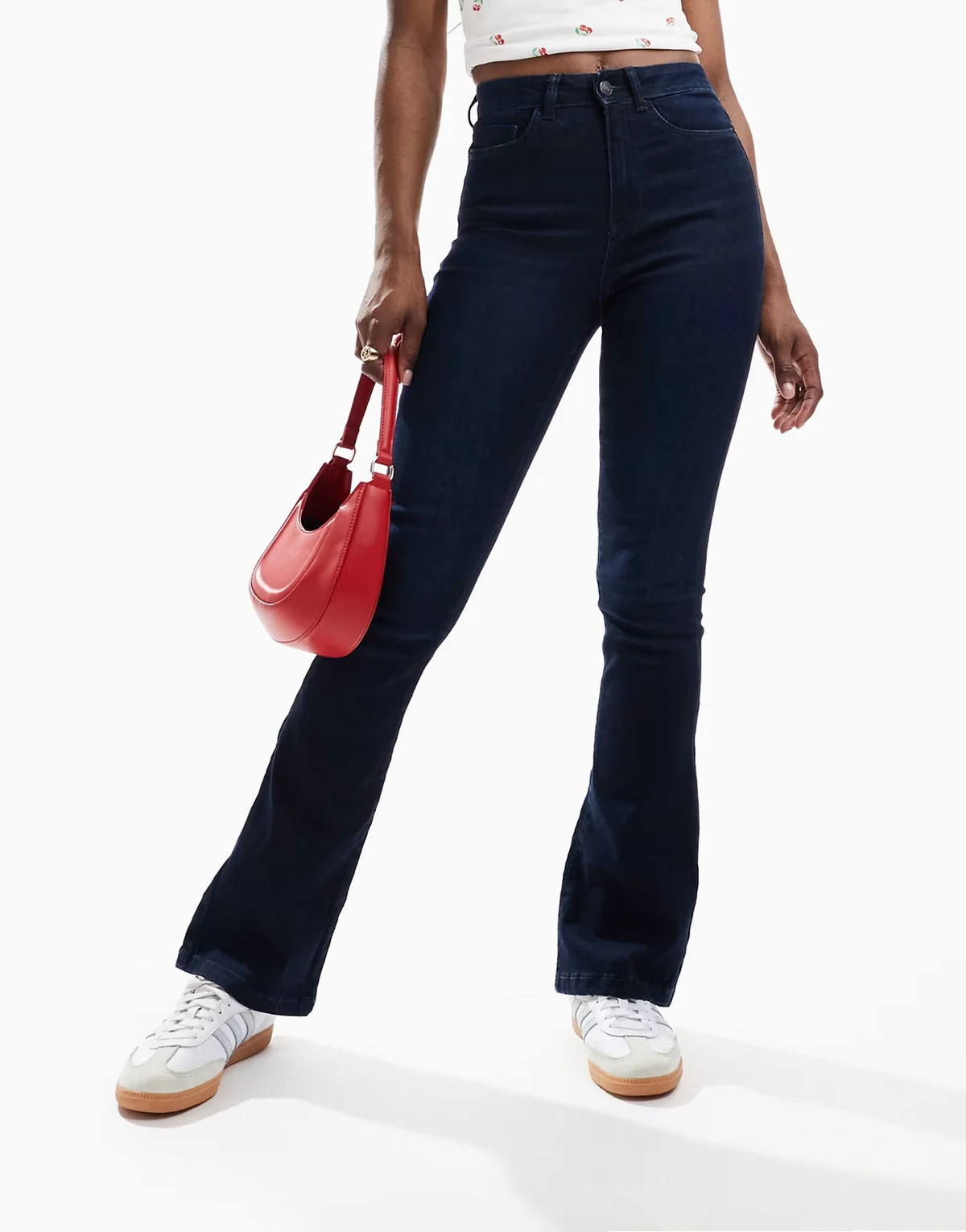 – Sallie – Slim-Fit-Schlagjeans in dunkelblauer Waschung mit hohem Bund
