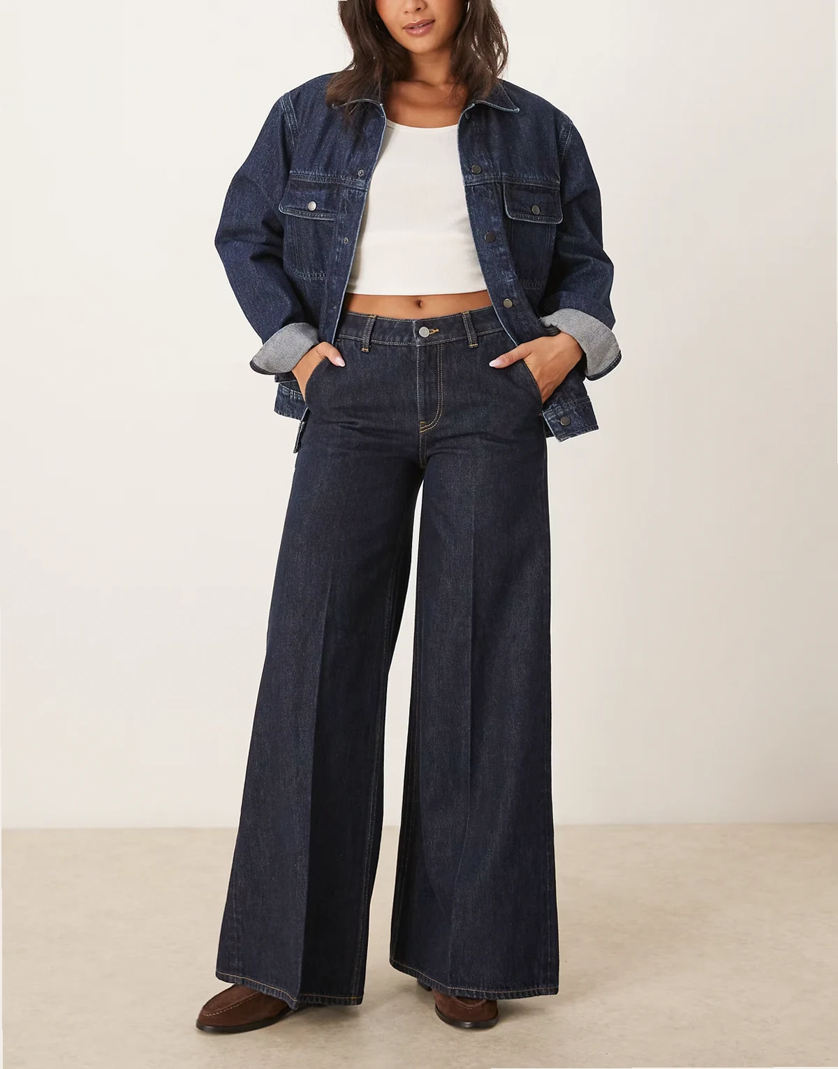 – Palma – Ciemnoniebieskie jeansy o luźnym kroju z ozdobnymi szwami