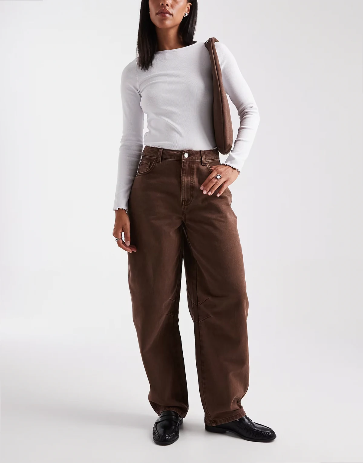 – Jeans in schokobrauner Waschung mit abgerundetem Beinschnitt