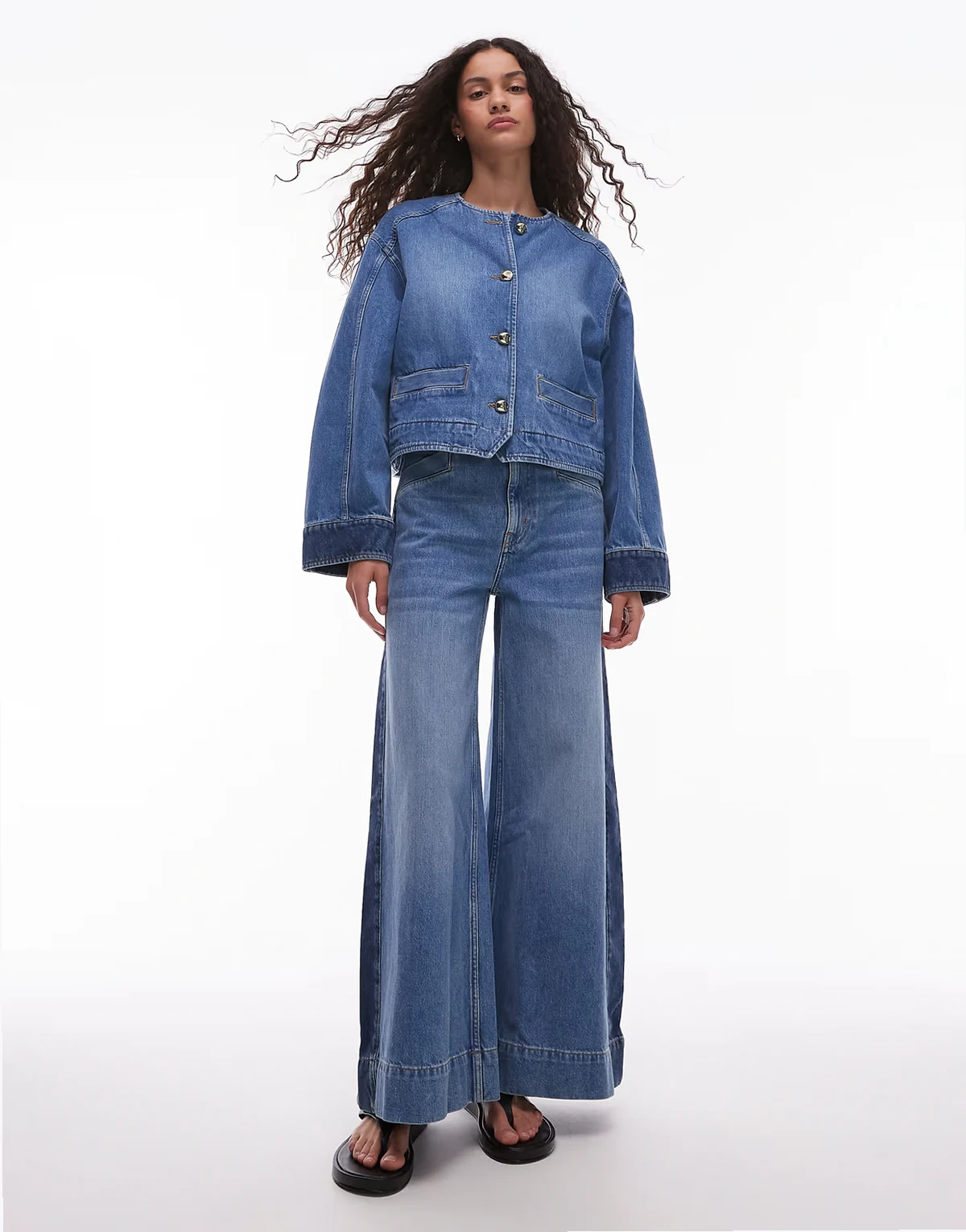 – Weit geschnittene Jeans in verwaschenem Mittelblau mit hohem Bund und farblich abgesetzter, seitlicher Bahn