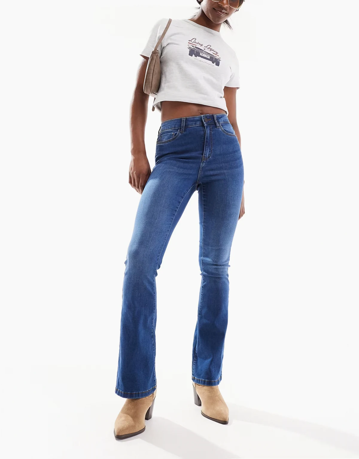 – Sallie – Jeans mit hoher Taille und ausgestelltem Bein in Indigo-Waschung
