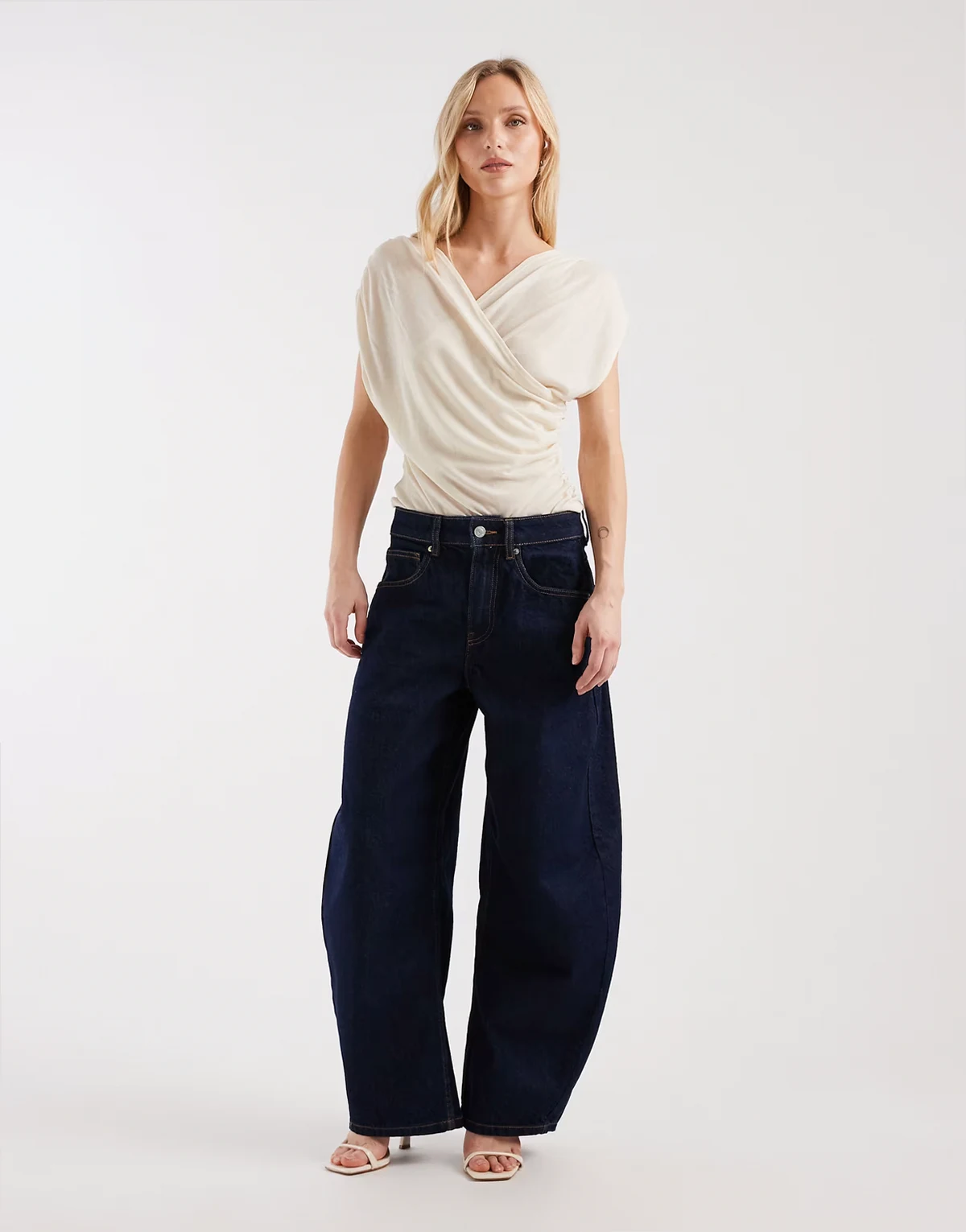 ASOS DESIGN Petite – Barrel-Jeans in Rinse-Waschung mit hohem Bund