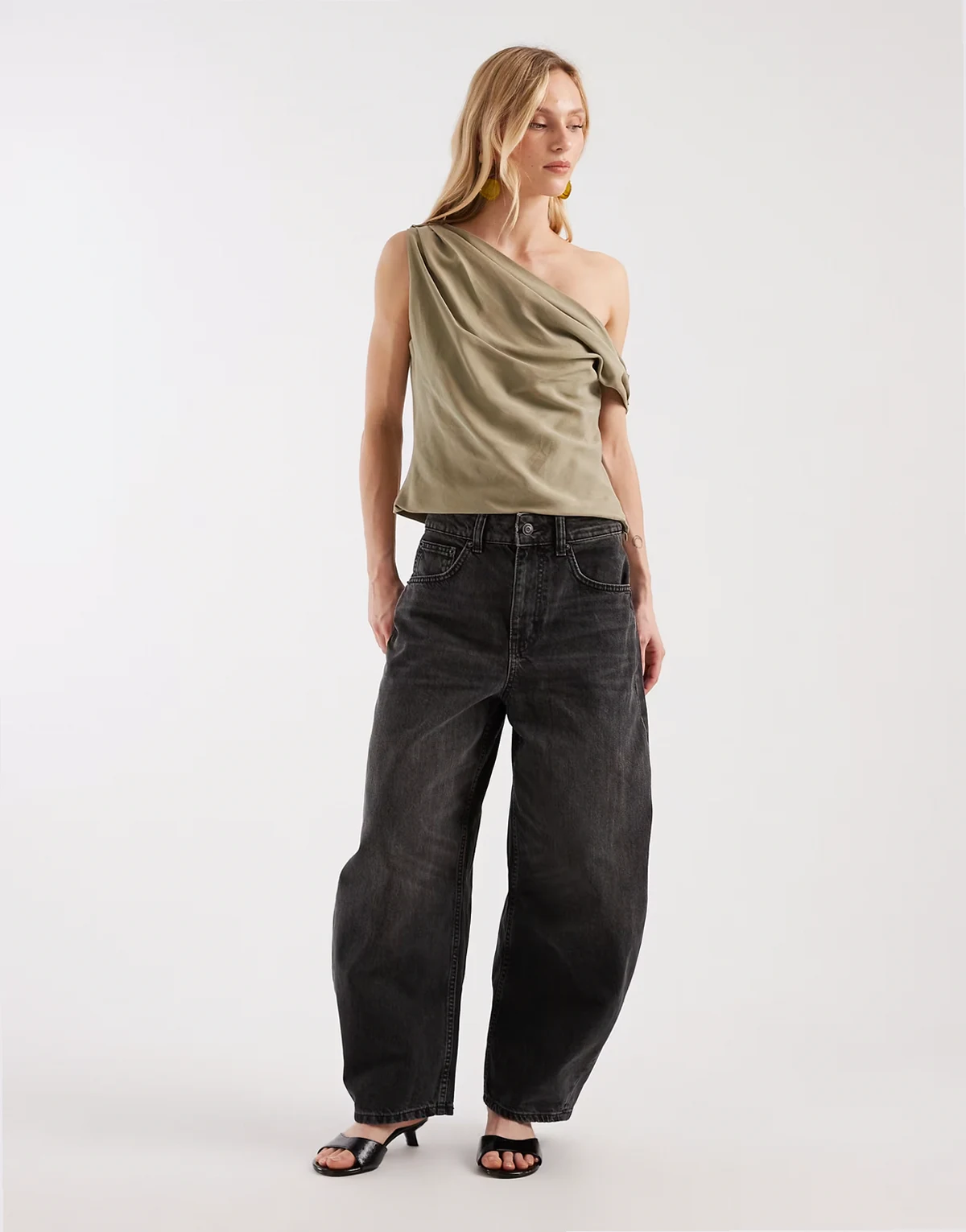 ASOS DESIGN Petite – Jeans in verwaschenem Anthrazit mit weitem, abgerundetem Bein und hohem Bund