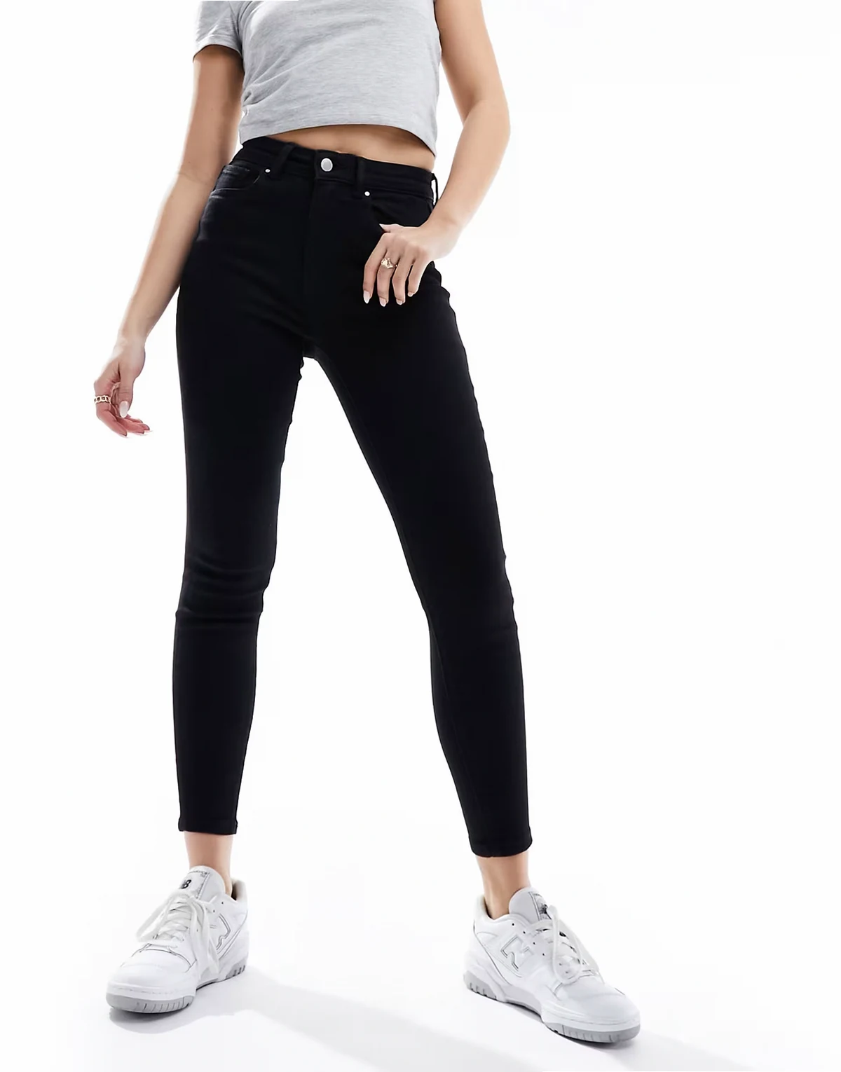 – Eng geschnittene Jeans in Schwarz mit hohem Bund