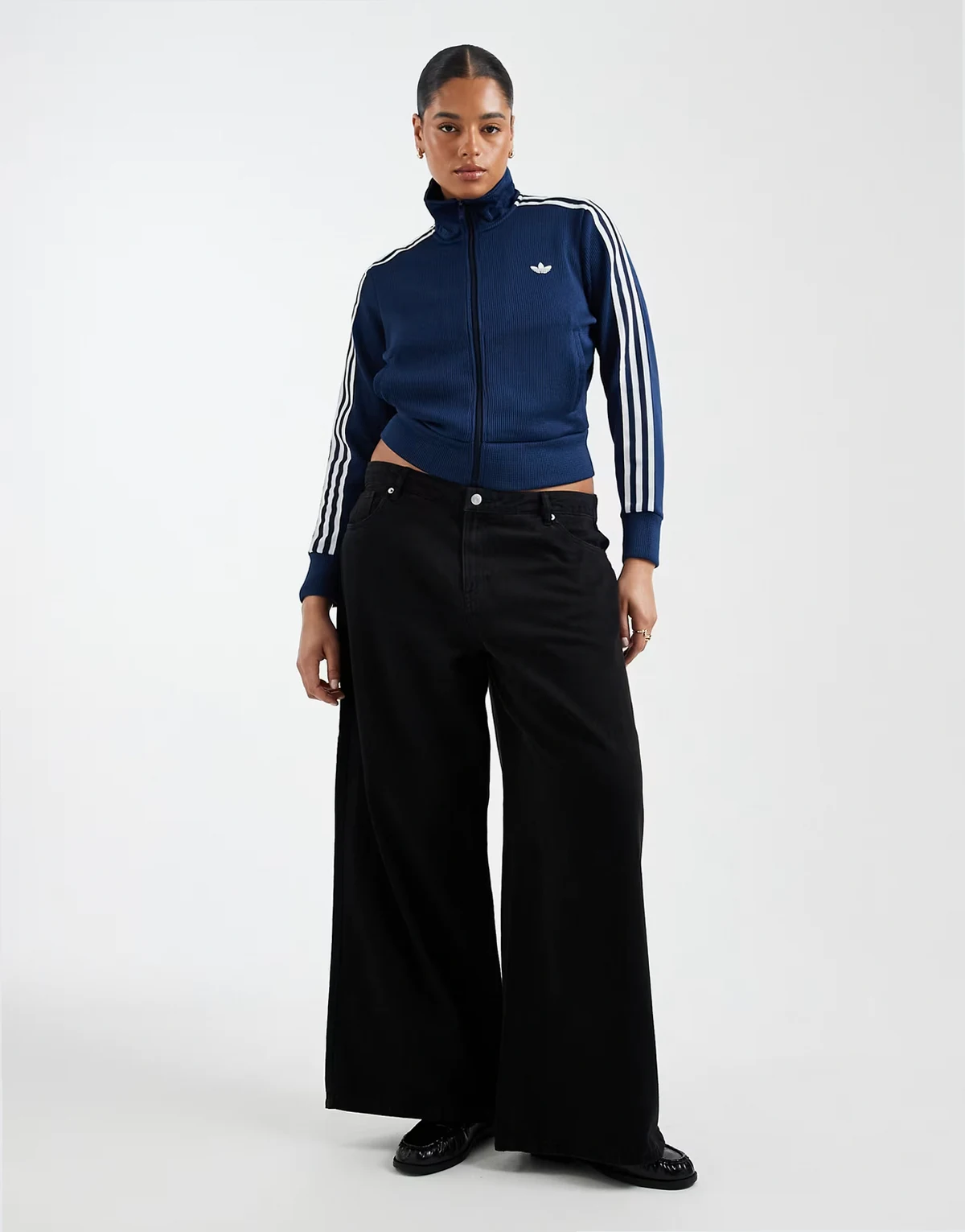 – Remy – Czarne jeansy z szerokimi nogawkami i średnim stanem