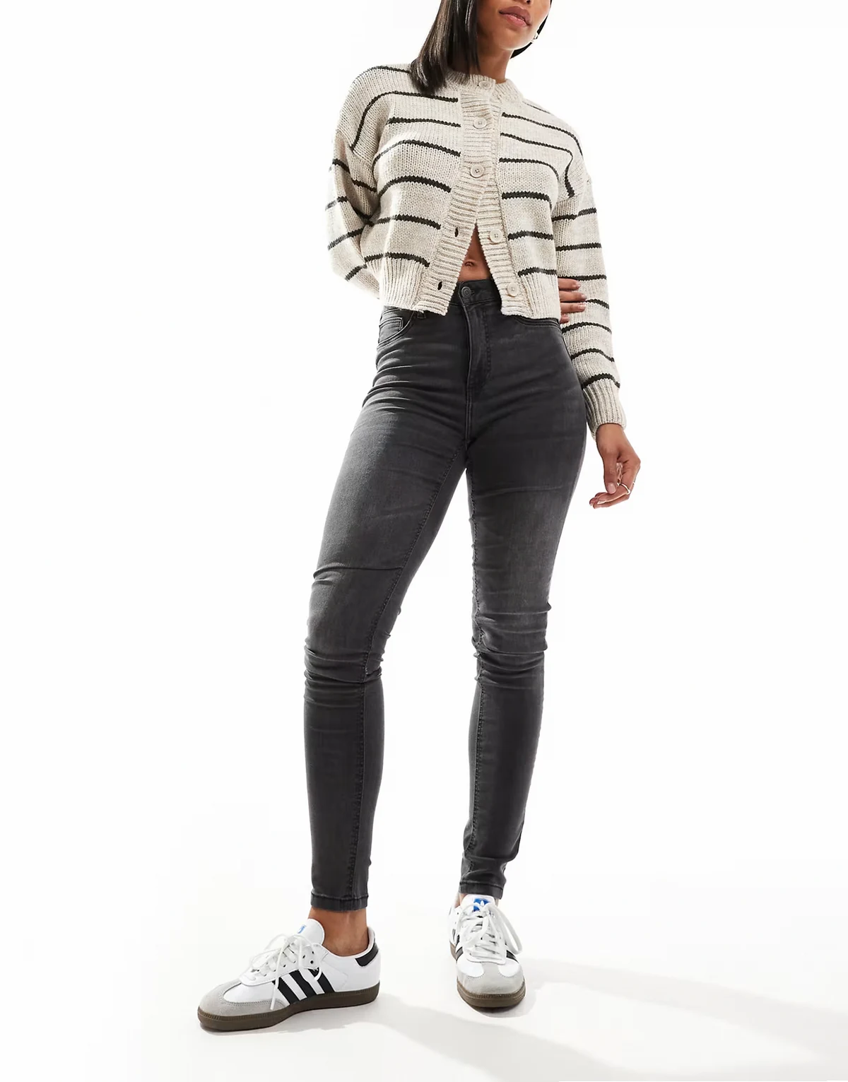 – Callie – Eng geschnittene Jeans in verwaschenem Grau mit hohem Bund