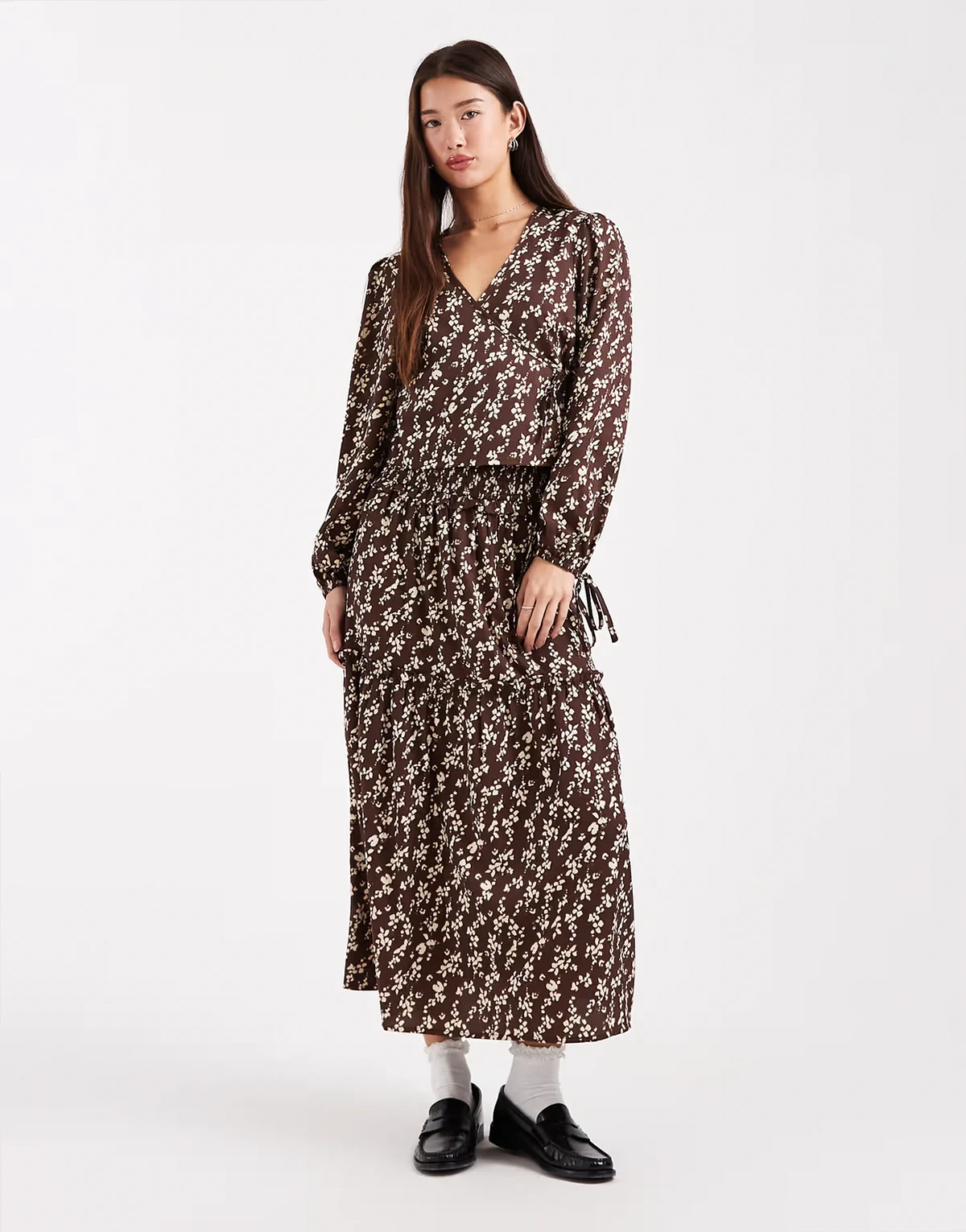 – Midaxirock in A-Linie in Braun mit Blumenprint und Rüschendetail