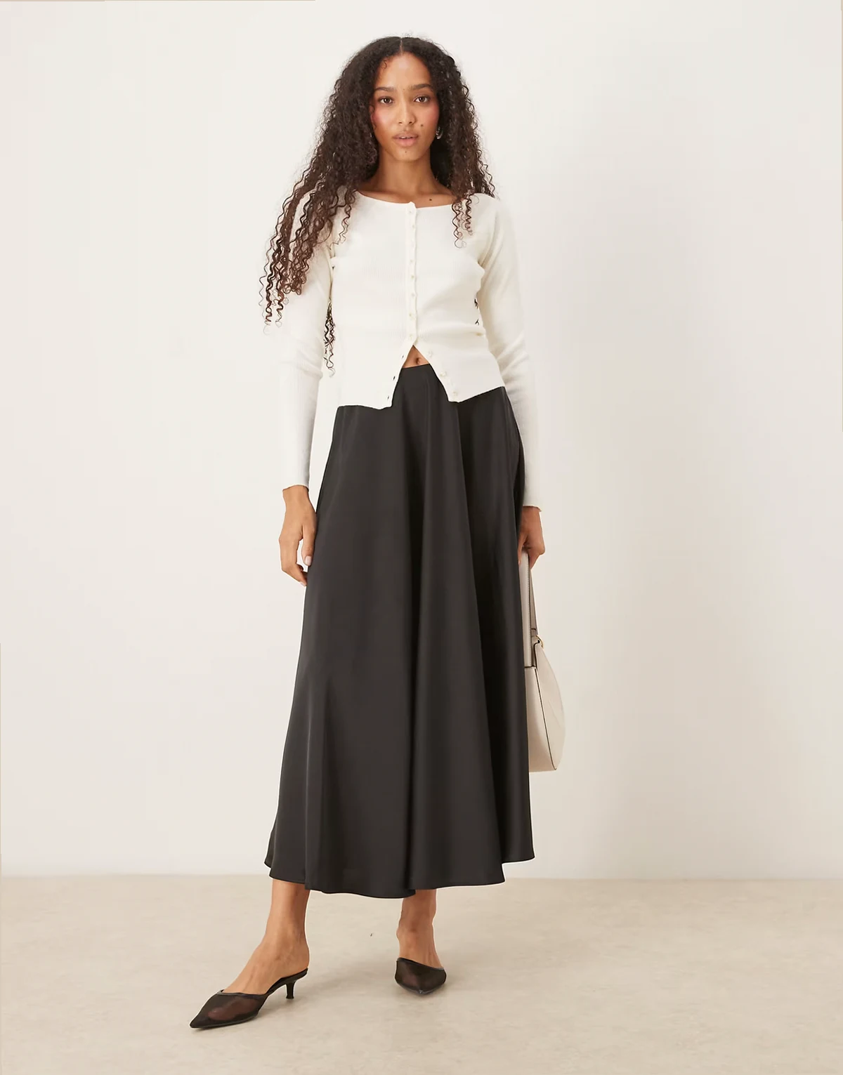 – Voluminöser Midi-Tellerrock aus Satin in Schwarz