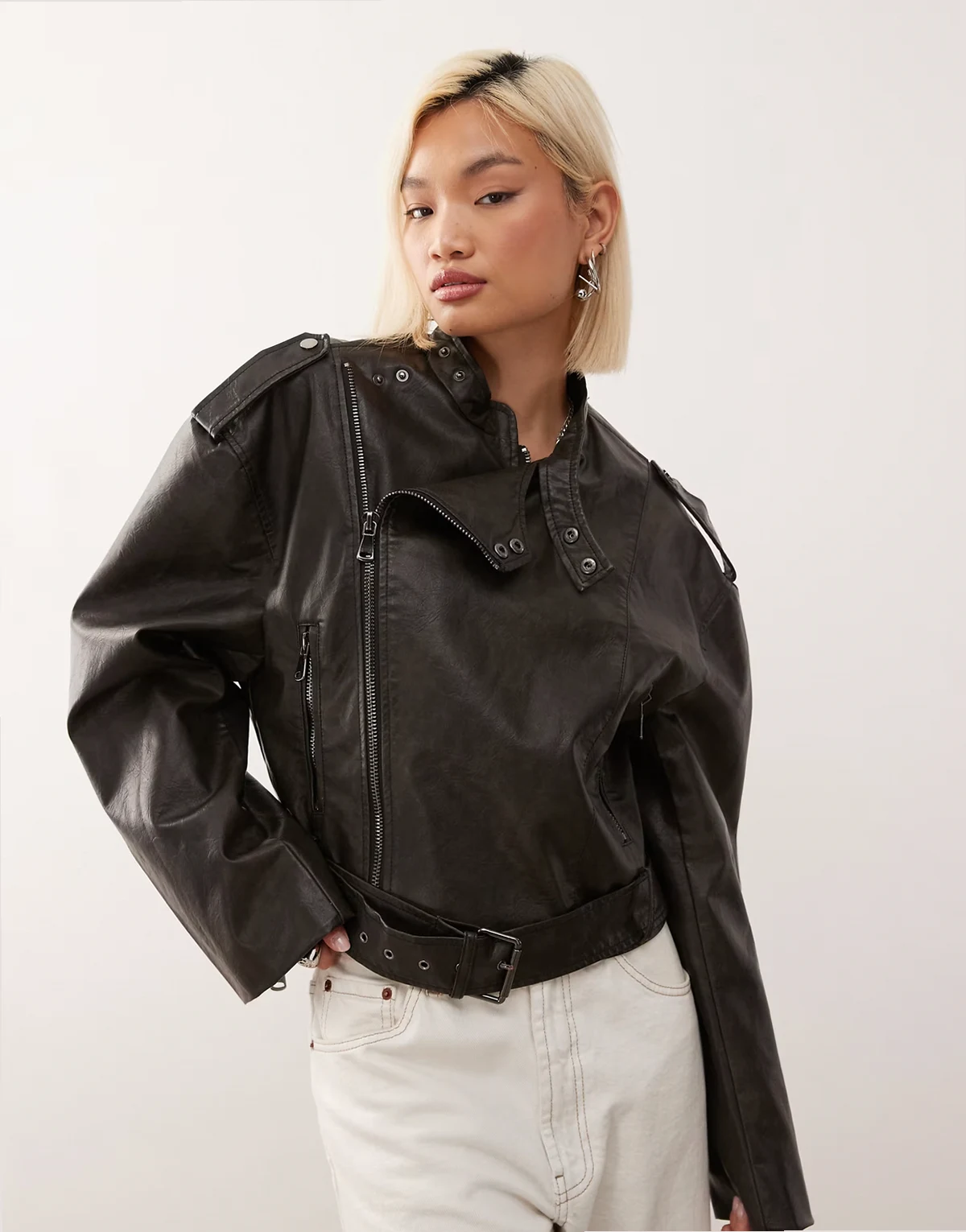 – Driftwood – Czarna kurtka typu biker z imitacji skóry z szerokimi rękawami i ozdobną klamrą