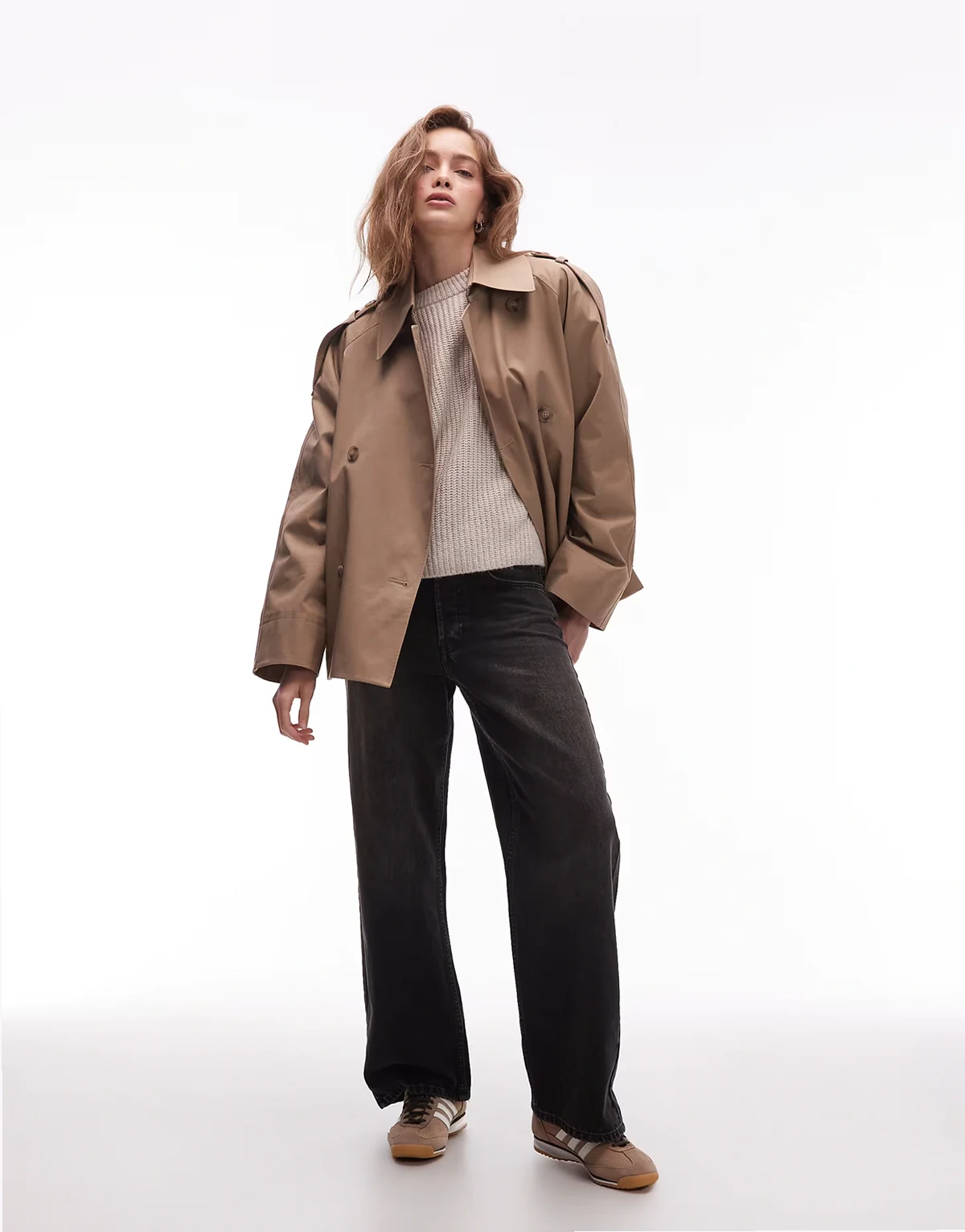 – Kurzer Trenchcoat in Beige mit auffälliger Schulterpartie