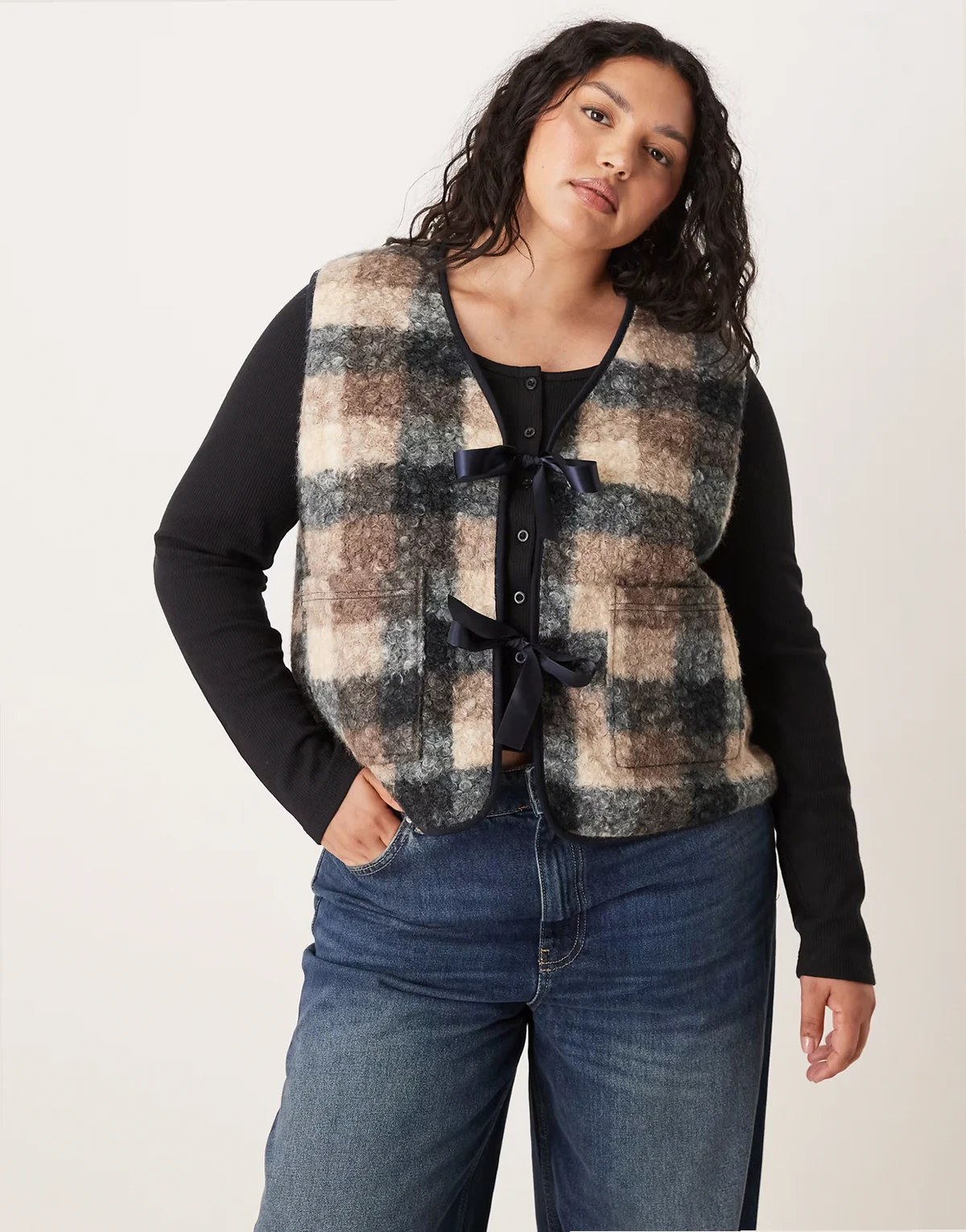 ASOS DESIGN Curve – Bezrękawnik z polarowego kożuszka w kratkę z kokardkami