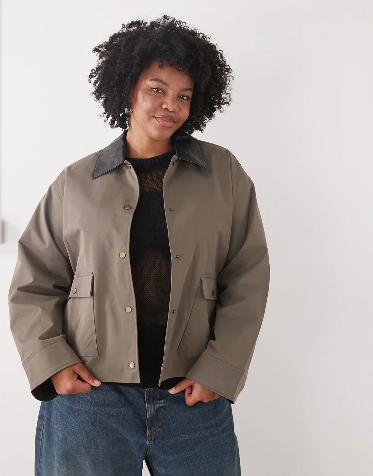 – Jacke in Braun mit Manschetten und Kragendetail