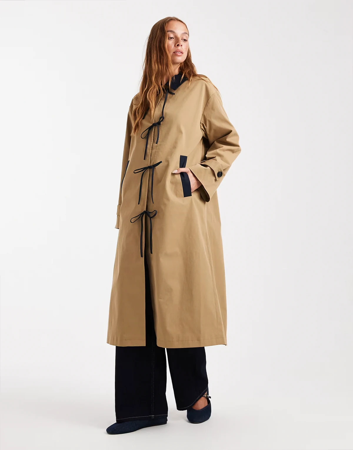 – Trenchcoat in Hellbraun mit Schleifendetails