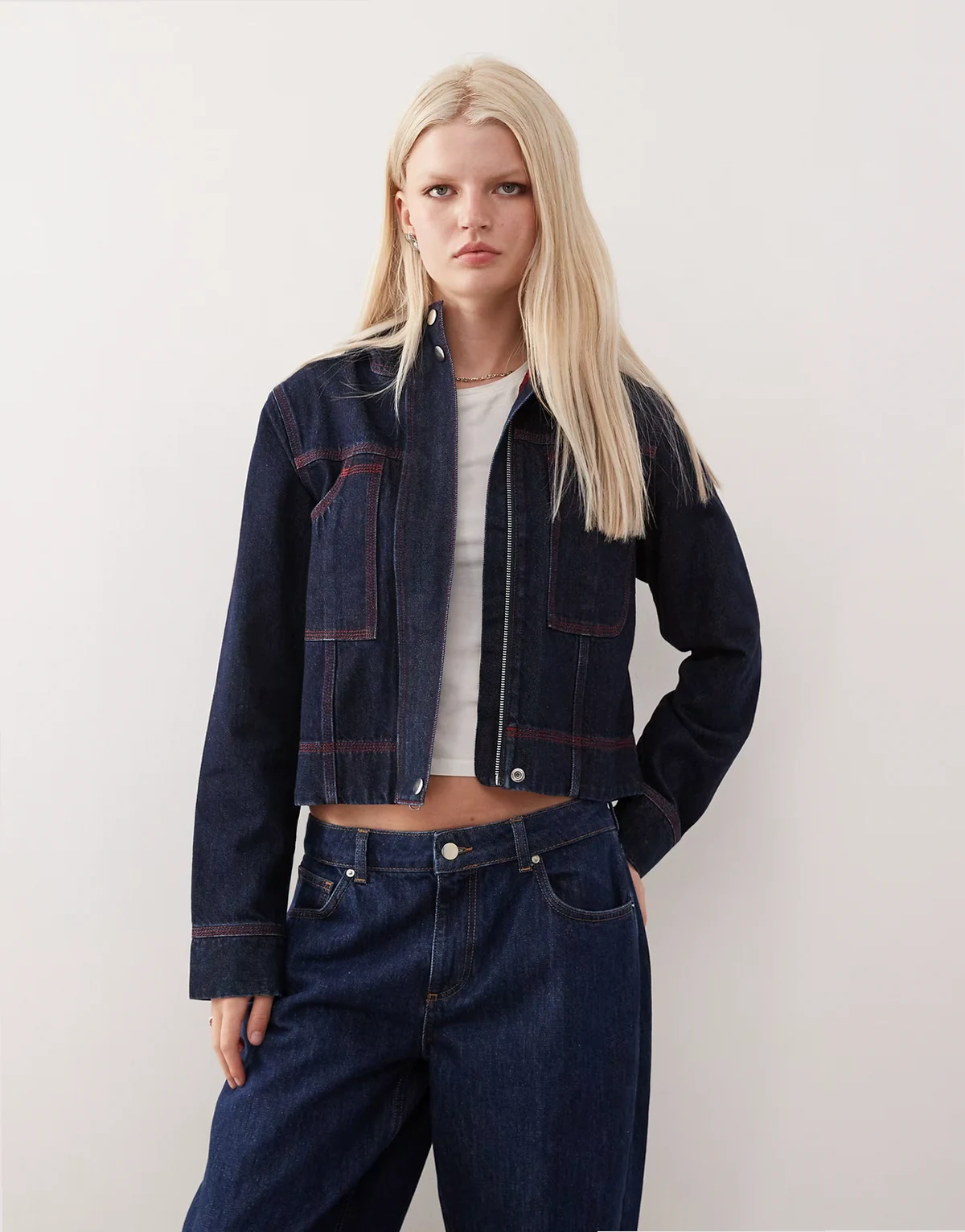 – 00s – Jeansjacke in Rinse-Waschung mit Kapuze