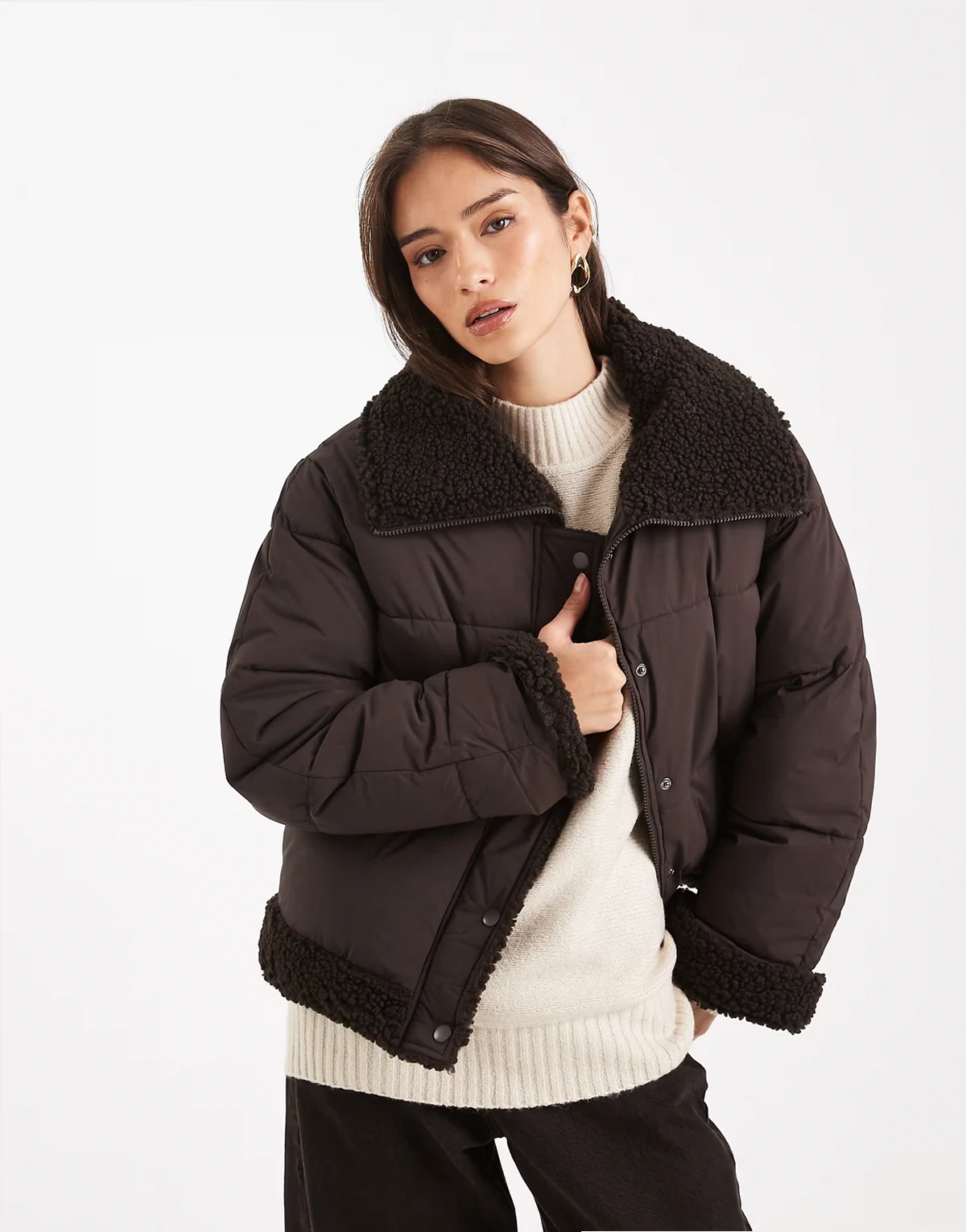 – Kurze Pufferjacke in Schokoladenbraun mit Teddyfell-Besatz