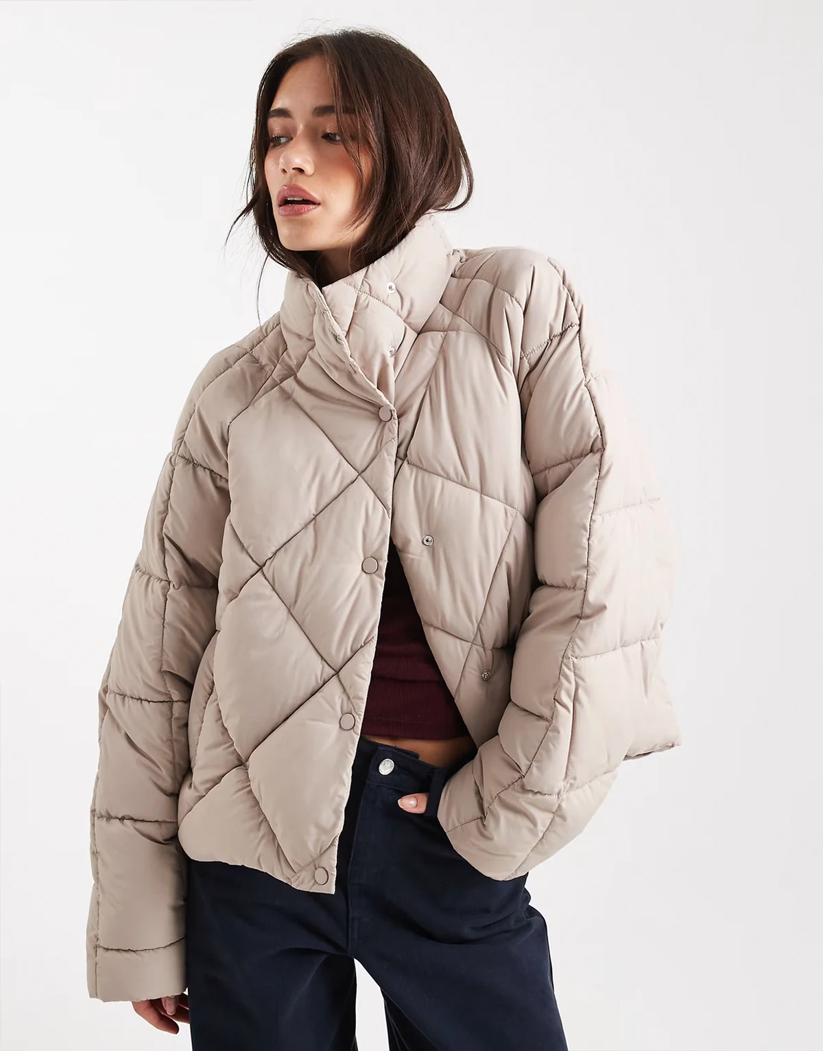 – Kurze Oversize-Steppjacke in Mokka mit hohem Kragen