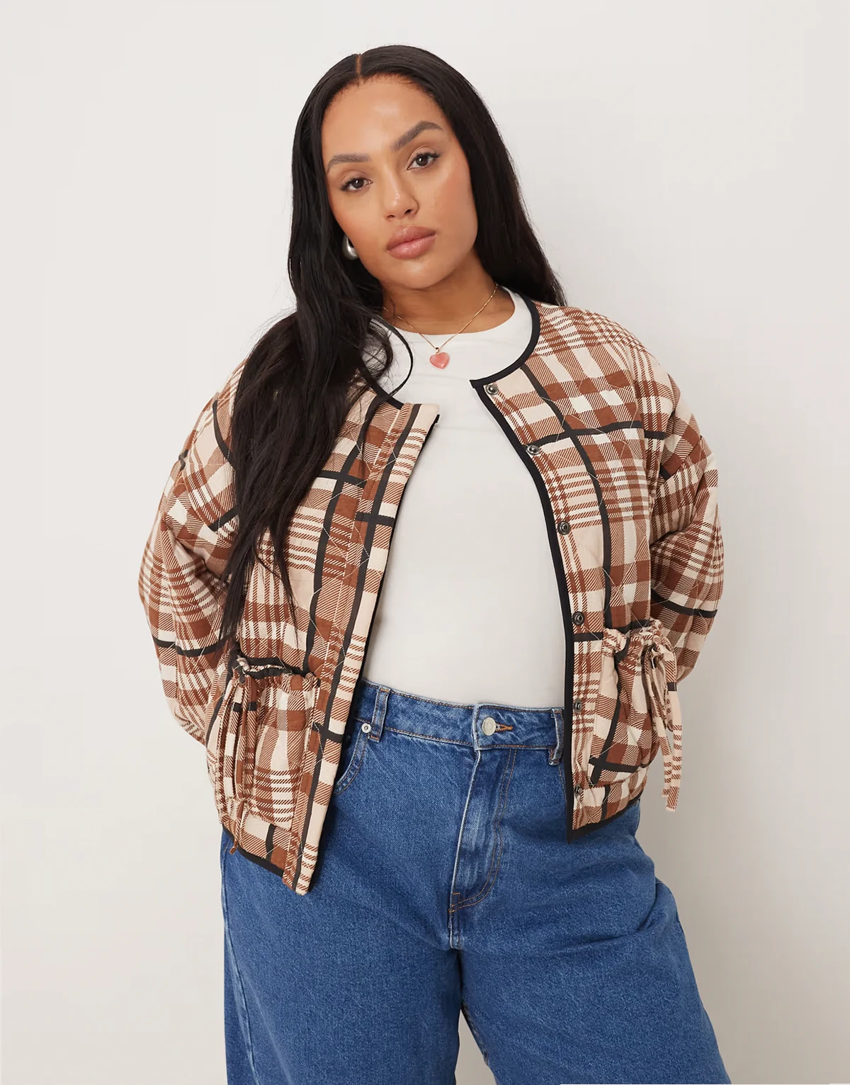 ASOS DESIGN Curve – Pikowana kurtka z kieszeniami wiązanymi na kokardki w kratkę w neutralnym i różowym kolorze