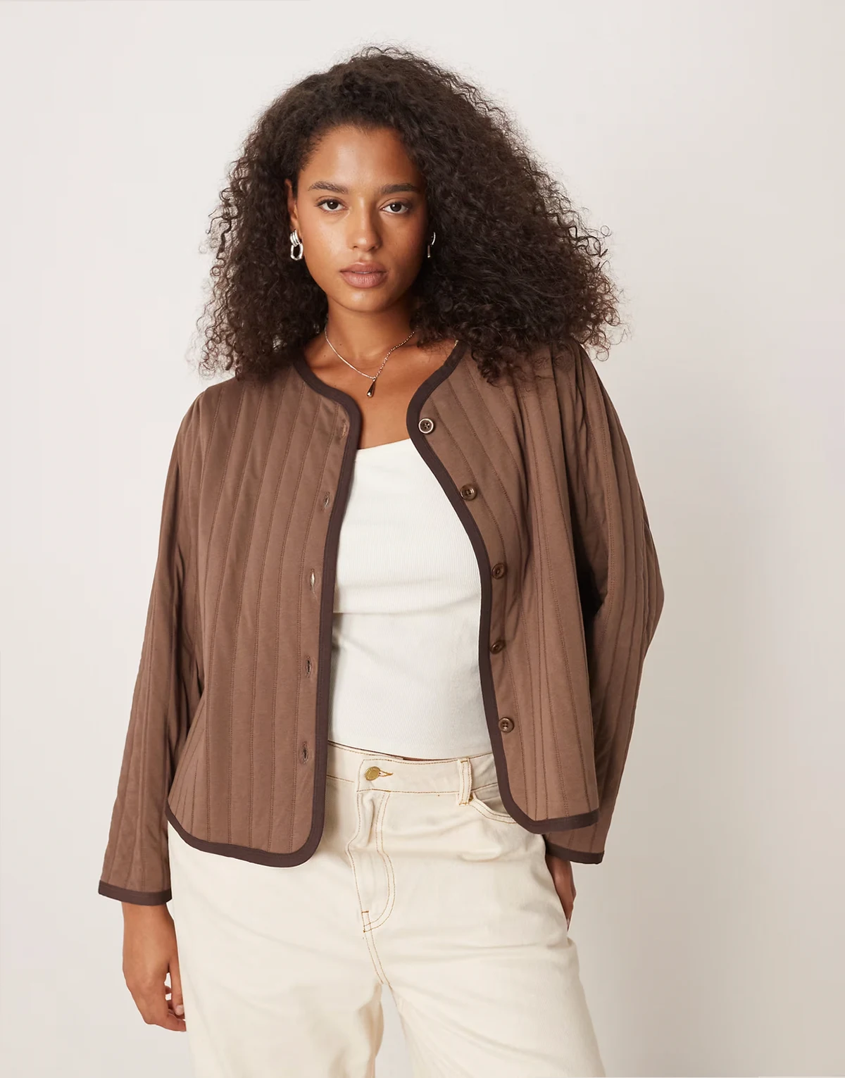 ASOS DESIGN Curve – Brązowa pikowana kurtka z kontrastową lamówką