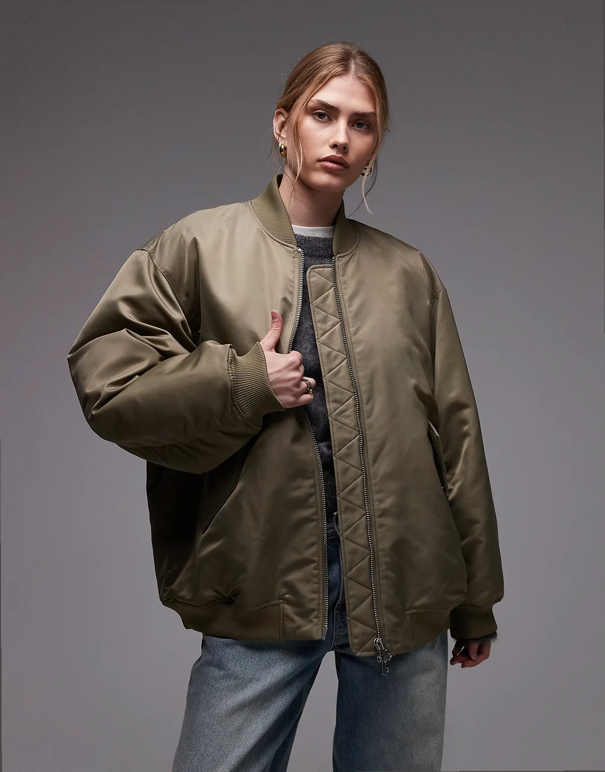 – Oversize-Bomberjacke aus Nylon in Khakigrün mit gerippten Ärmeln