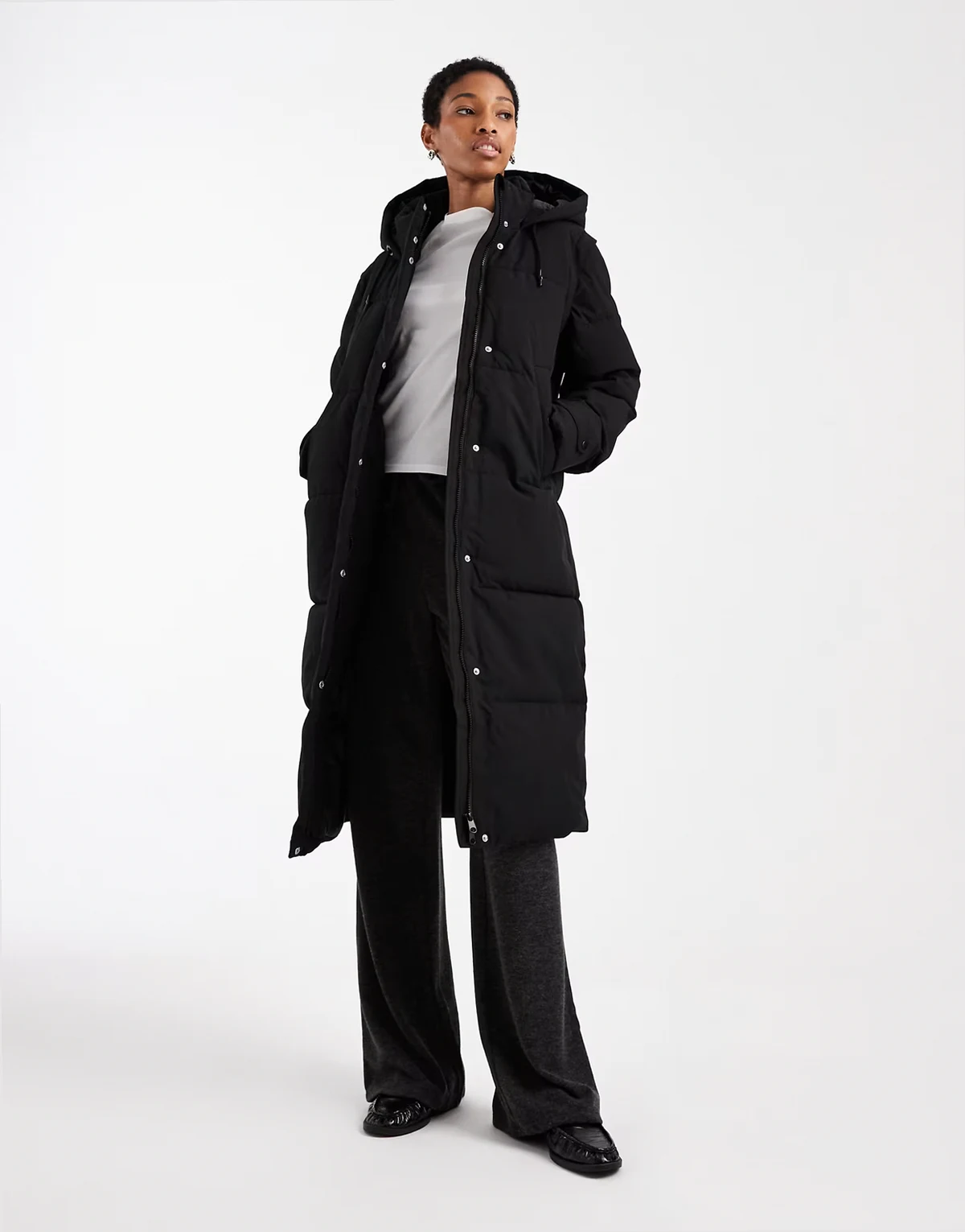 – Czarny ocieplany płaszcz 2 w 1 o wydłużonym fasonie z odpinanymi rękawami