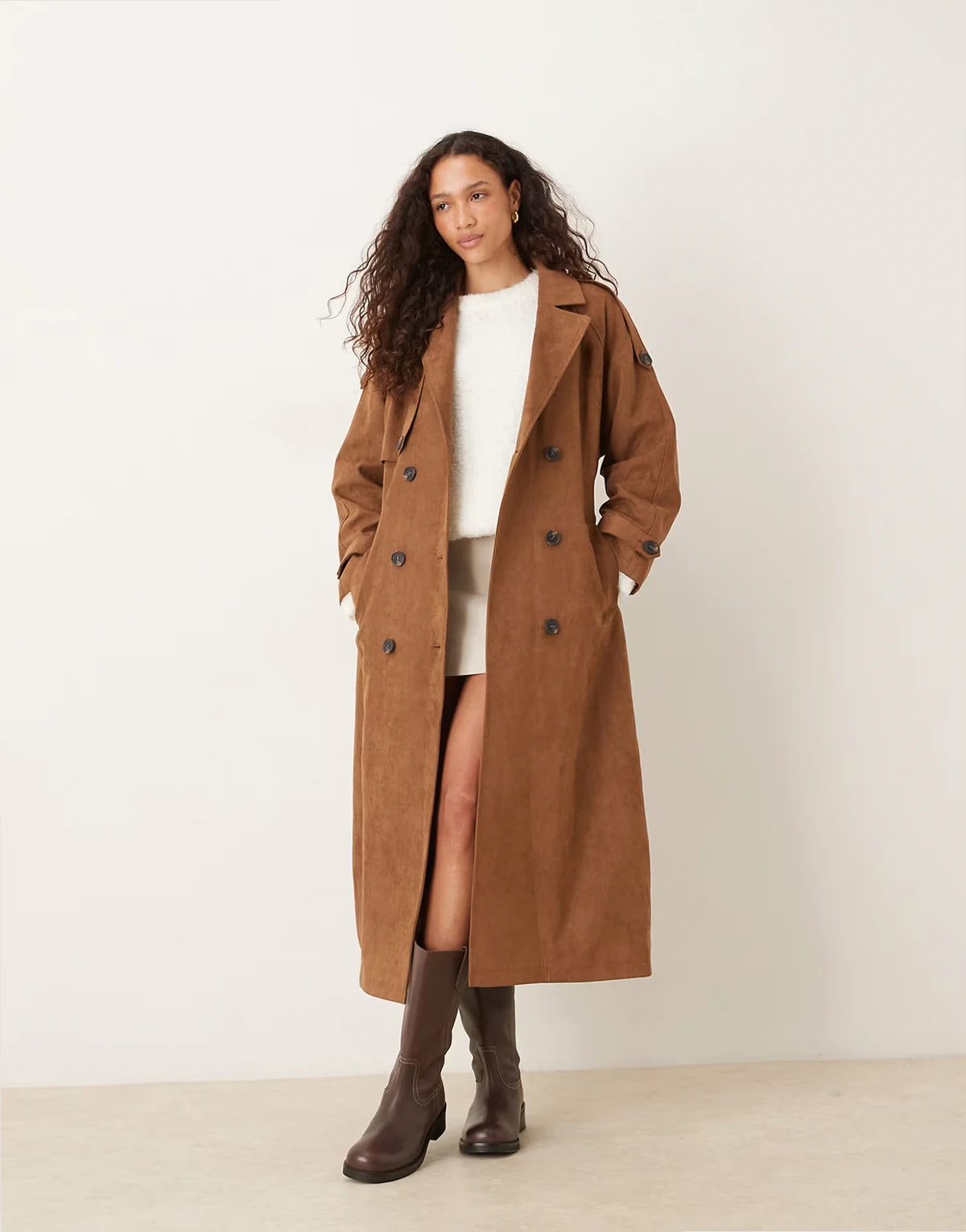 – Brązowy prochowiec z imitacji zamszu