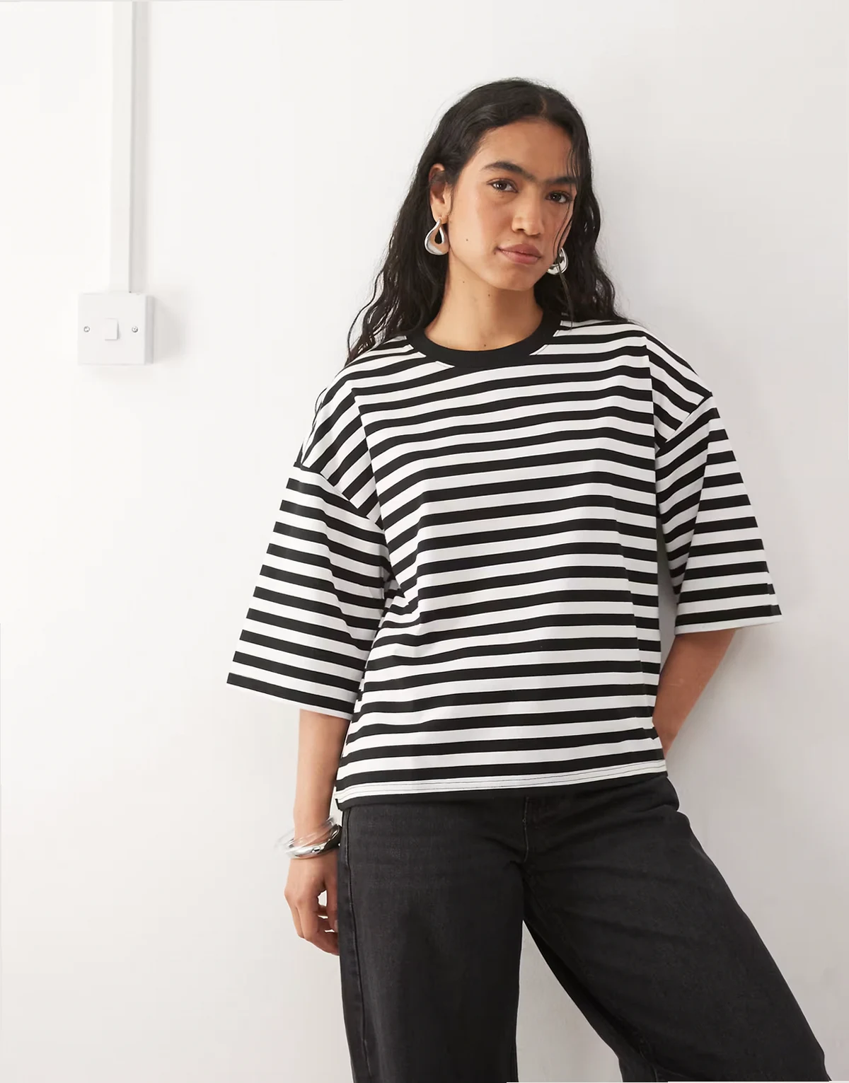 – Kastiges T-Shirt mit schwarzen Streifen