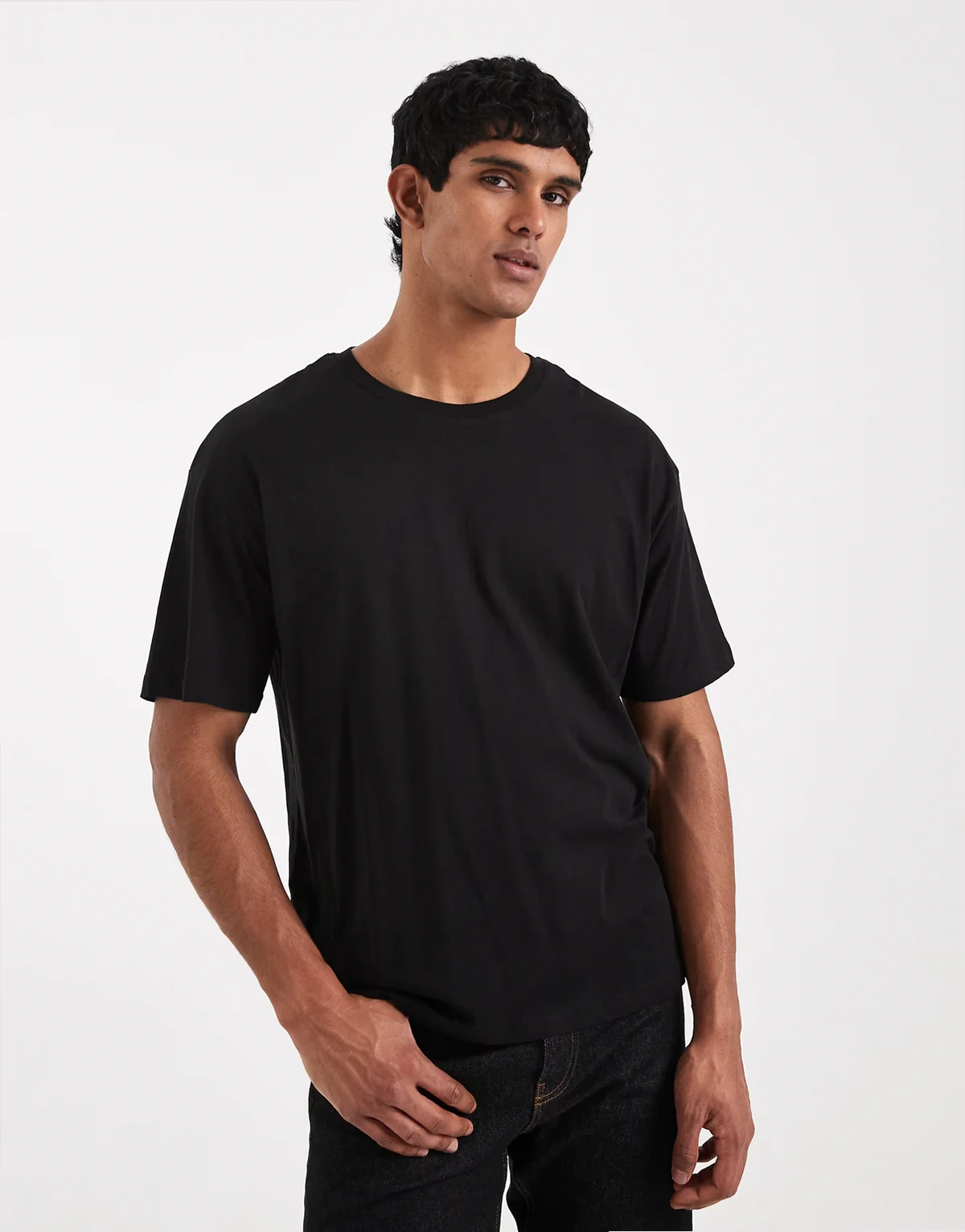 – Czarny T-shirt oversize