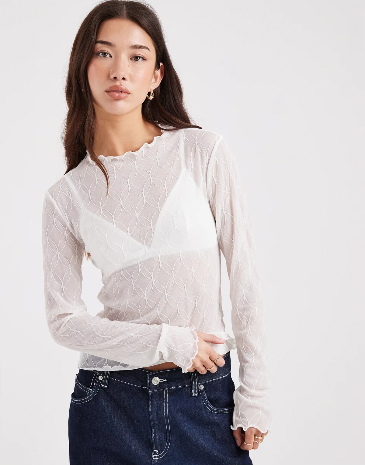 – Biały fakturowany top z zabudowany dekoltem i długimi rękawami