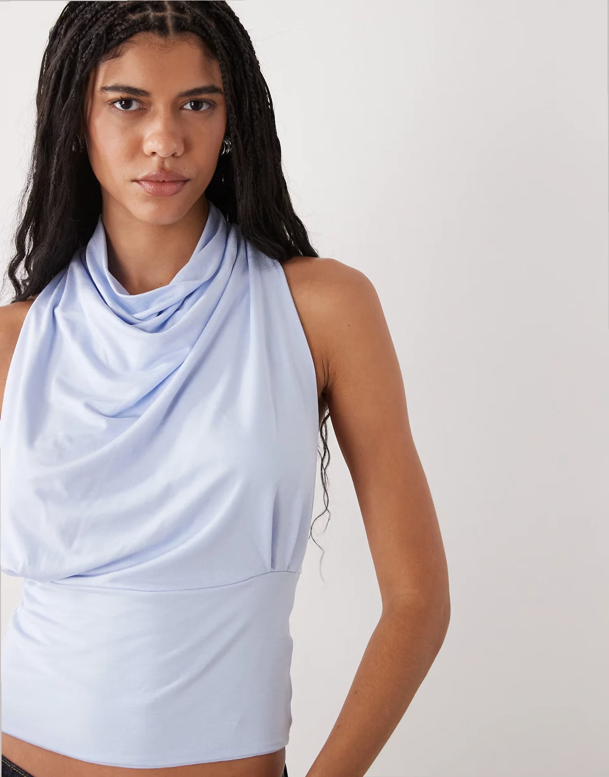 – Neckholder-Oberteil in Hellblau mit geraffter Taille