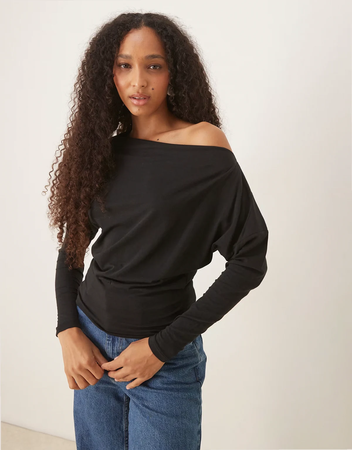 – Peyton – Schulterfreies, langärmliges Shirt in Schwarz