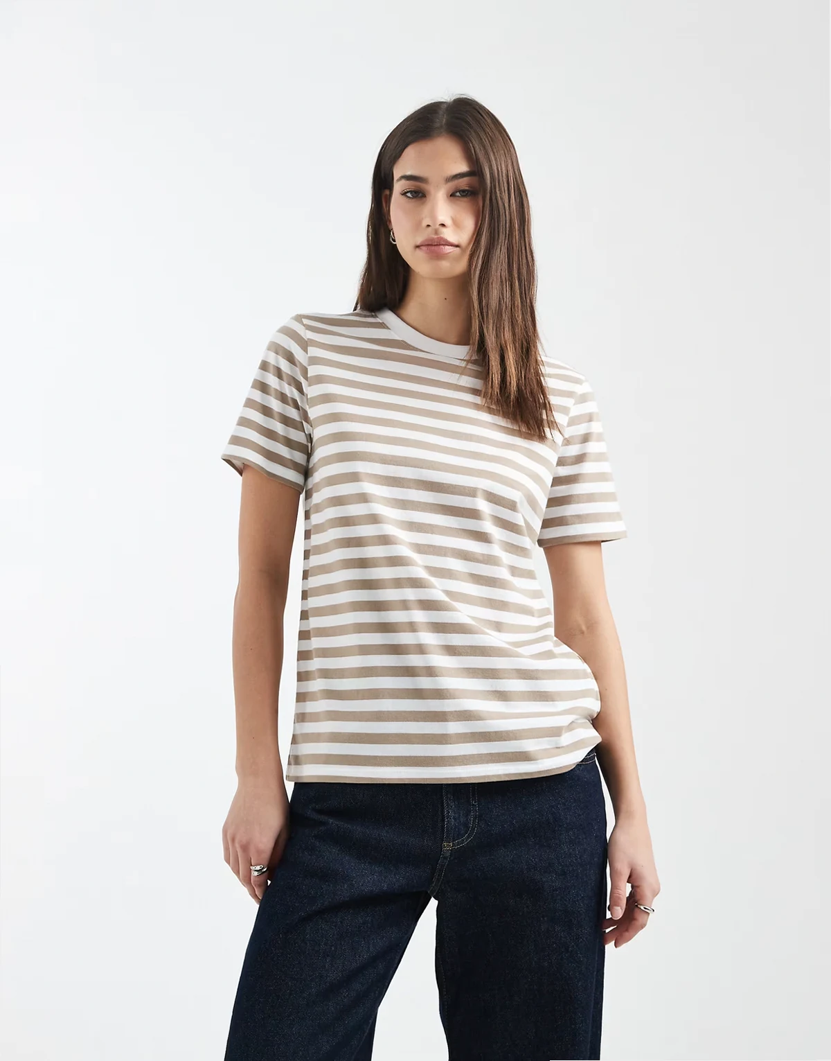 – T-shirt o pudełkowym kroju z krótkimi rękawami w jasnobrązowe i białe paski