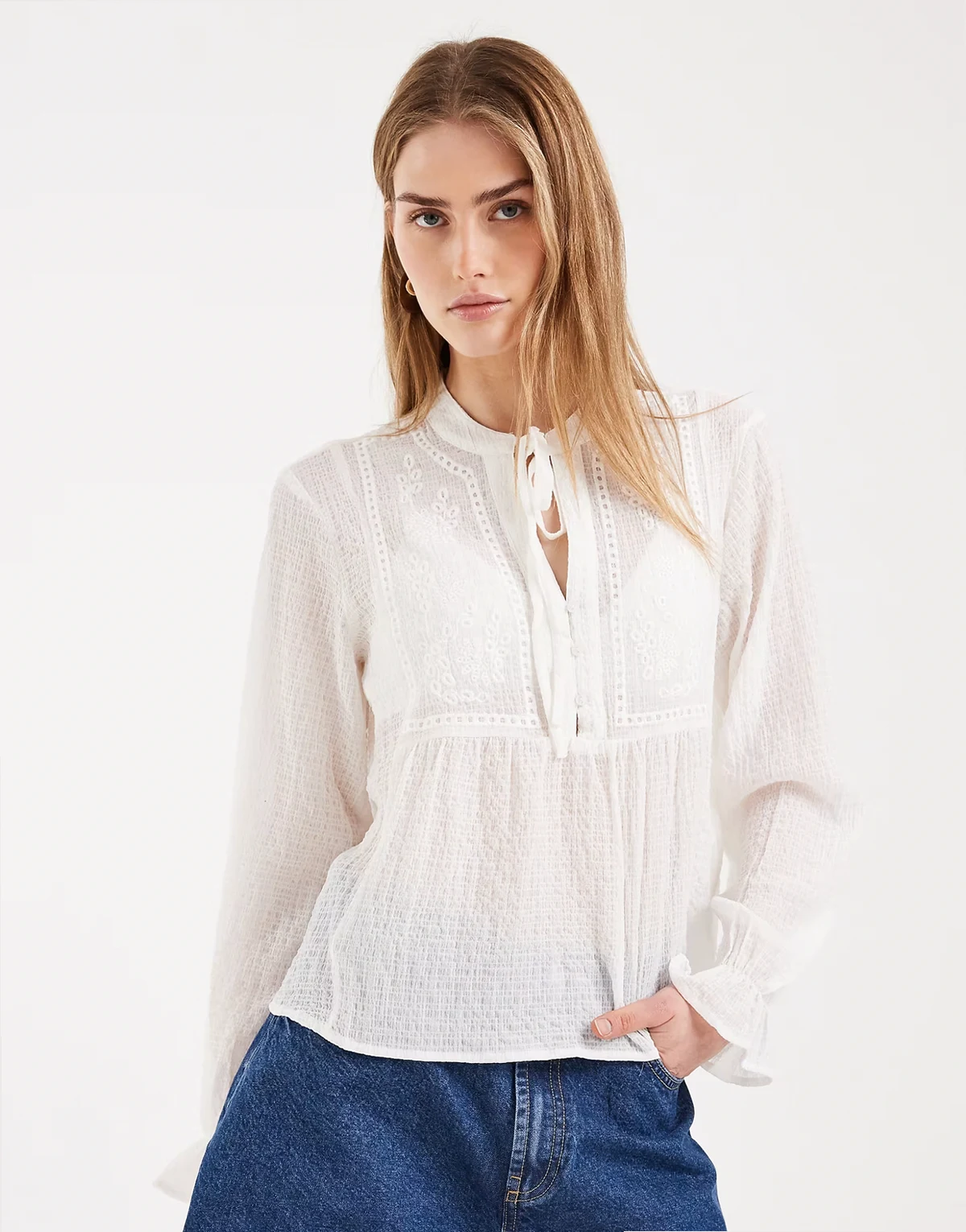 – Bluse in Weiß mit Blumenstickerei