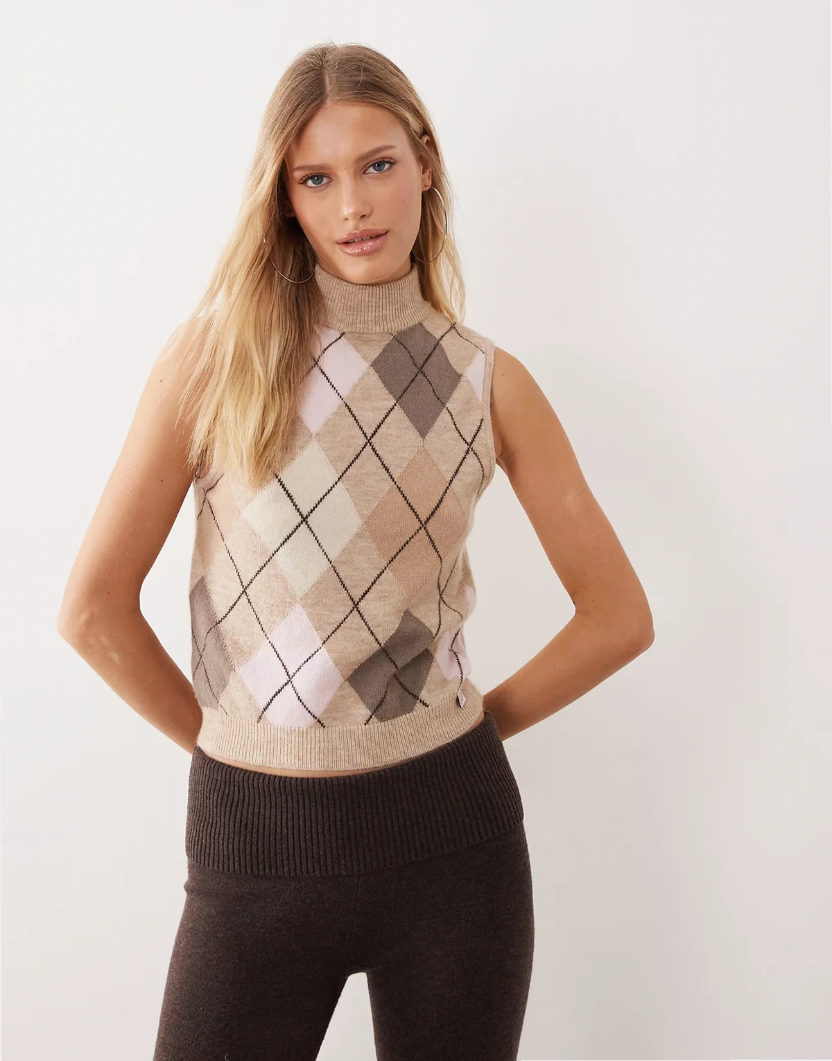 – Beżowa dzianinowa kamizelka w romby